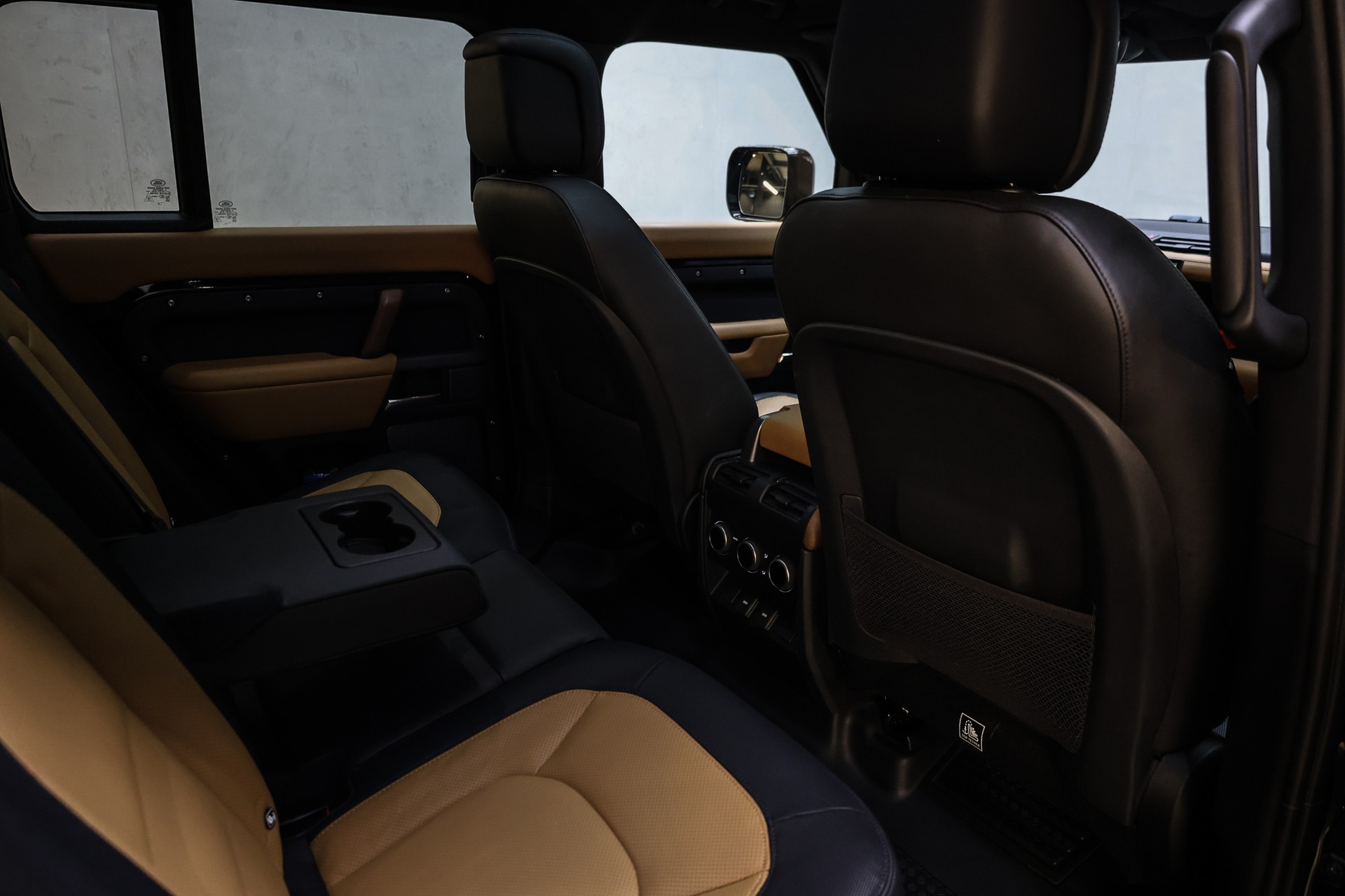 LAND ROVER Defender 110 3.0 D I6 300 X-Dynamic HSE-image-38