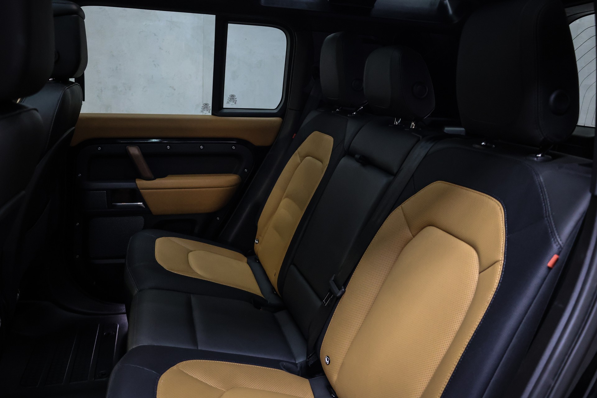 LAND ROVER Defender 110 3.0 D I6 300 X-Dynamic HSE-image-23