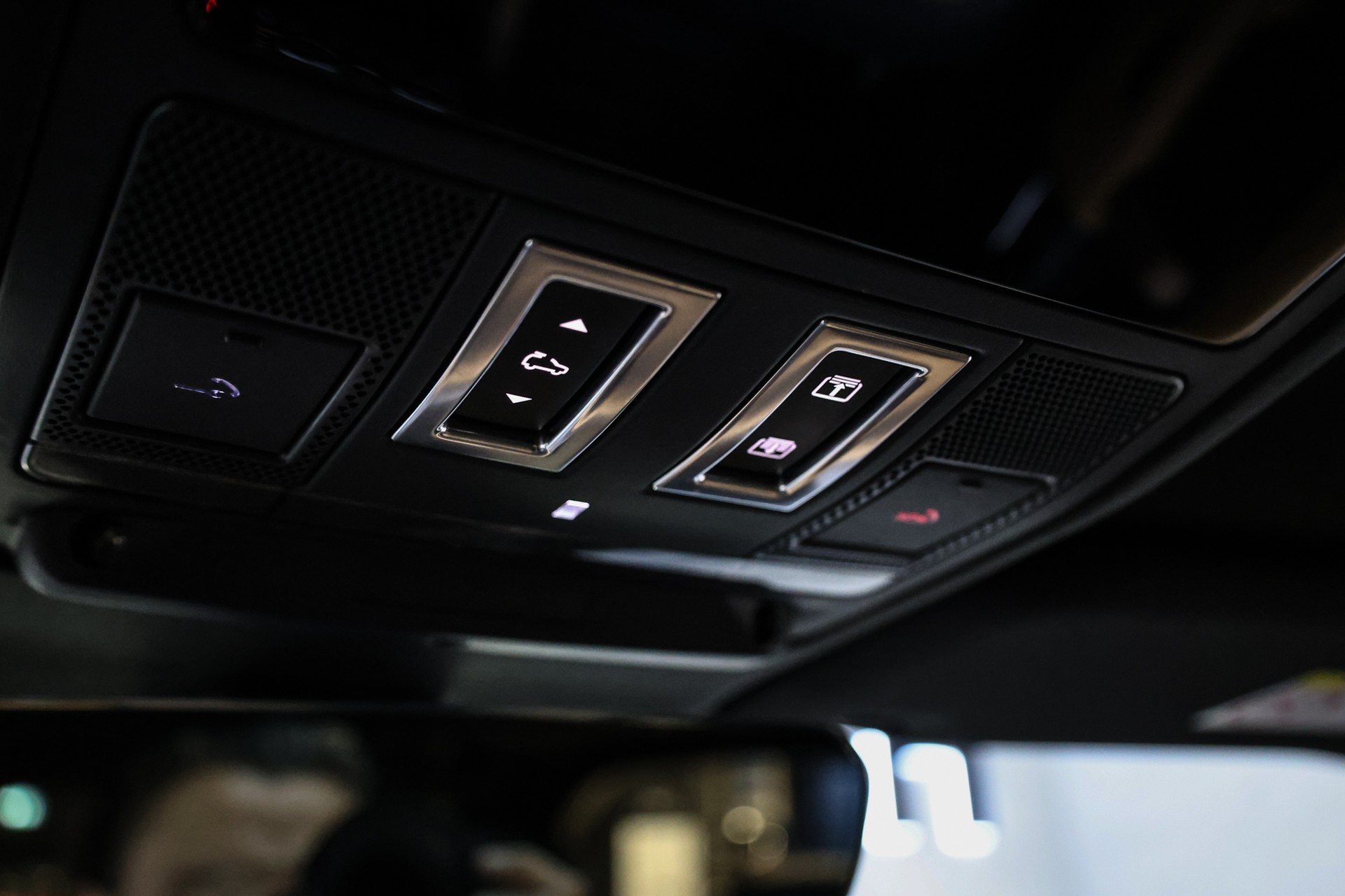 LAND ROVER Defender 110 3.0 D I6 300 X-Dynamic HSE-image-33