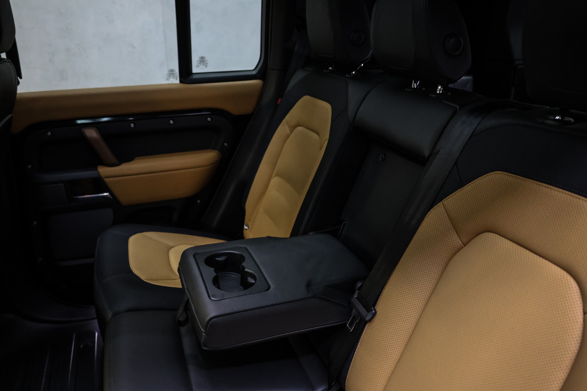 LAND ROVER Defender 110 3.0 D I6 300 X-Dynamic HSE-image-24