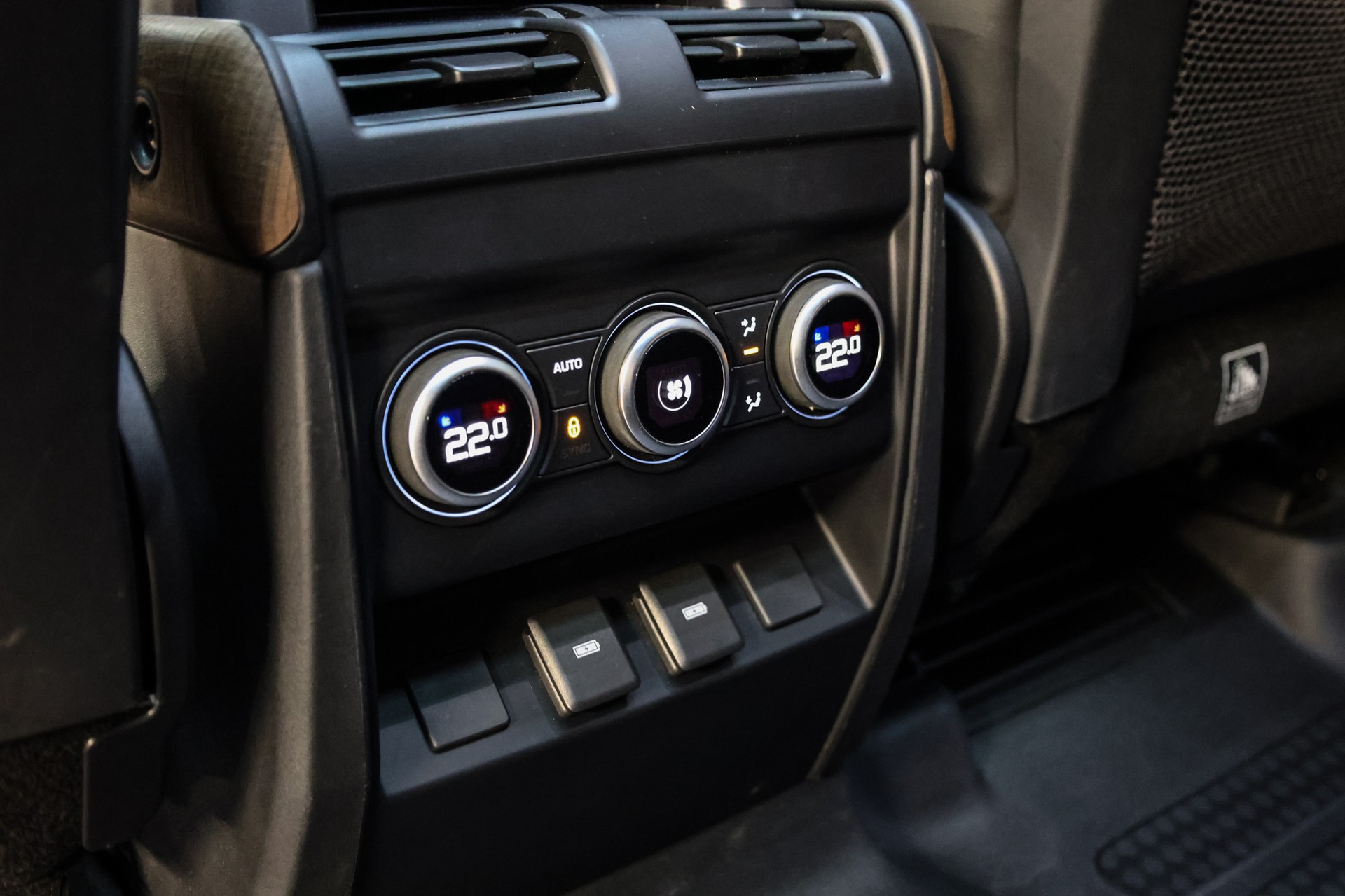 LAND ROVER Defender 110 3.0 D I6 300 X-Dynamic HSE-image-28