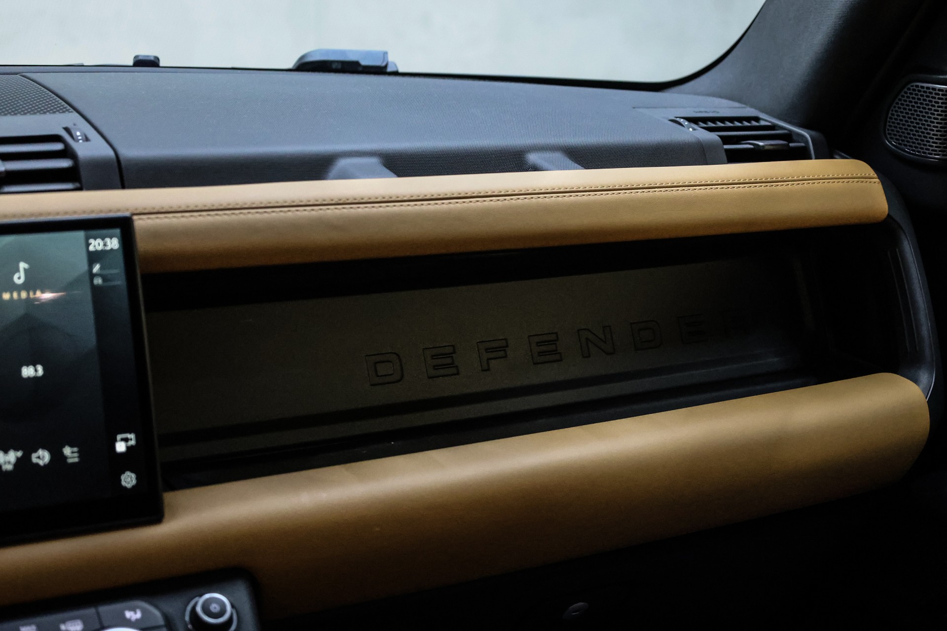 LAND ROVER Defender 110 3.0 D I6 300 X-Dynamic HSE-image-32