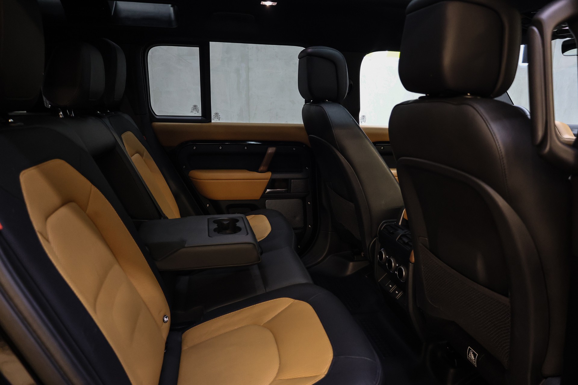 LAND ROVER Defender 110 3.0 D I6 300 X-Dynamic HSE-image-40
