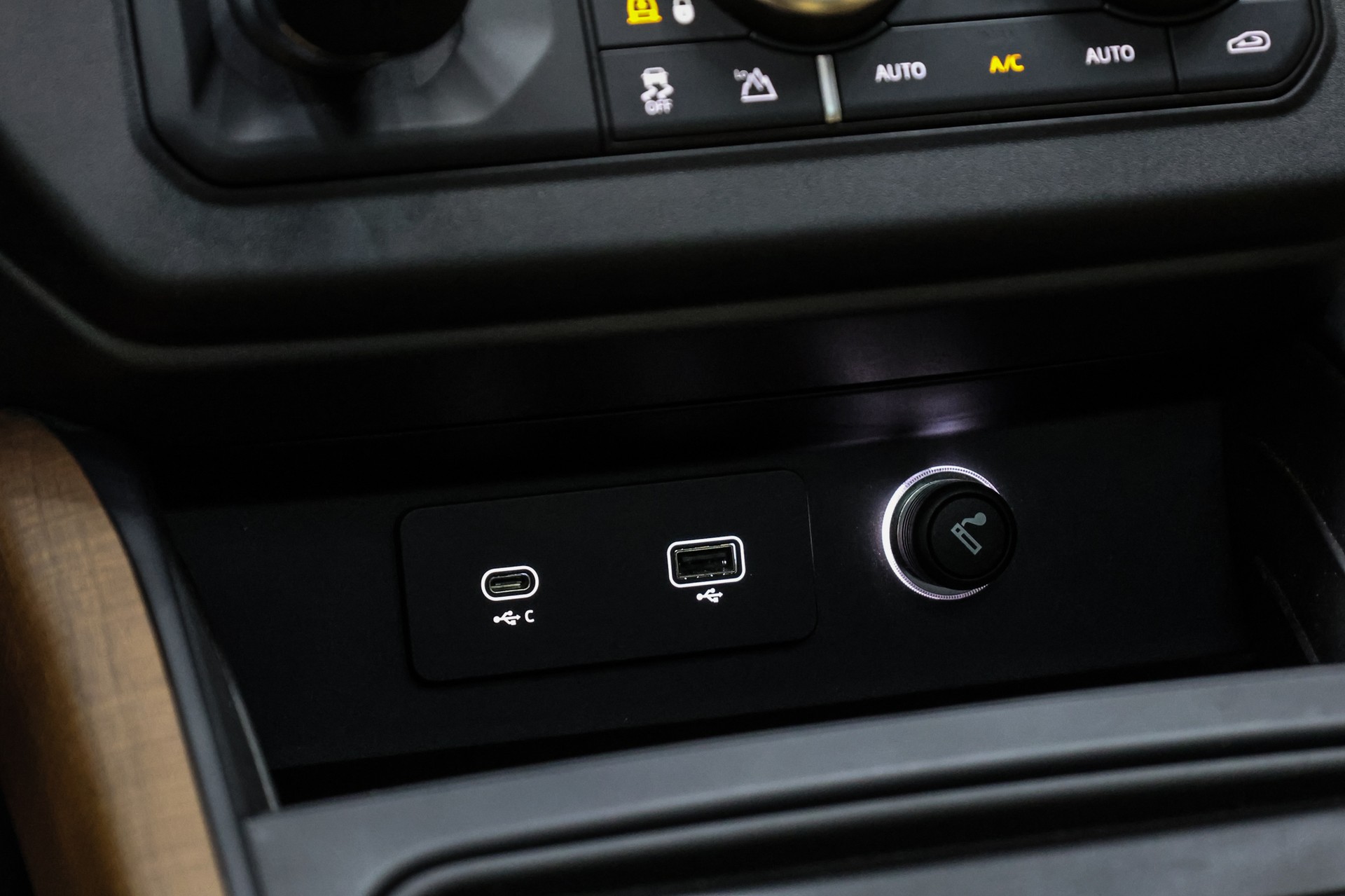 LAND ROVER Defender 110 3.0 D I6 300 X-Dynamic HSE-image-31