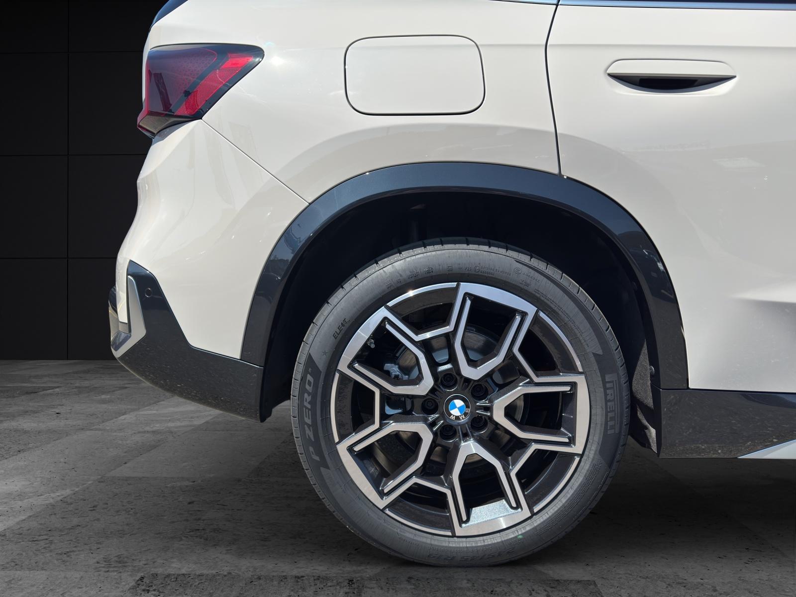 BMW iX1 20 eDrive-image-8