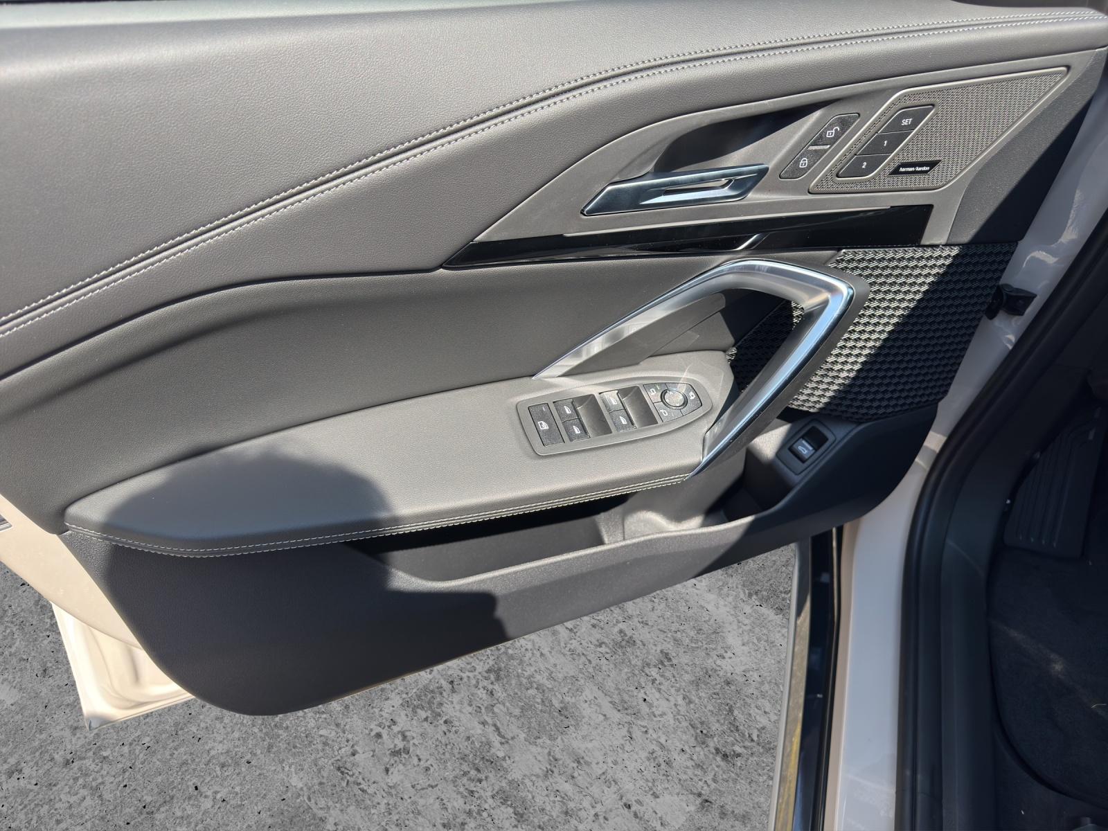 BMW iX1 20 eDrive-image-12
