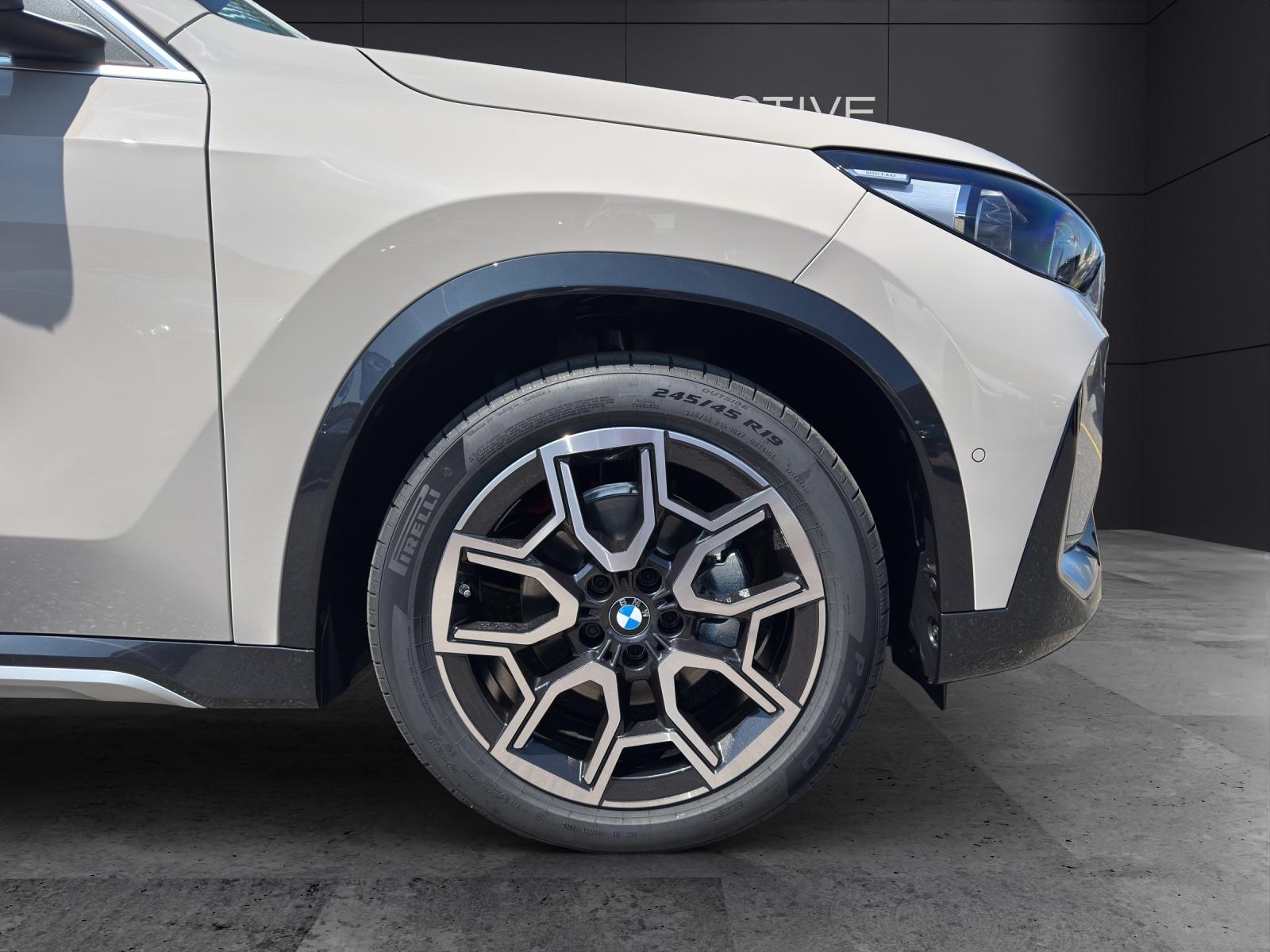 BMW iX1 20 eDrive-image-9