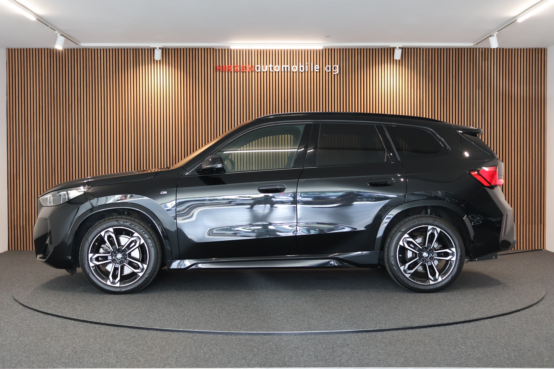 BMW X1 xDrive 23d 48V M Sport-showroom-element-1