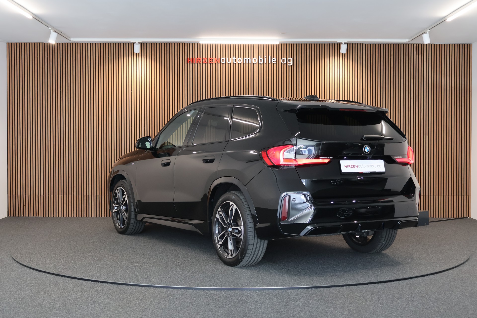 BMW X1 xDrive 23d 48V M Sport-showroom-element-2