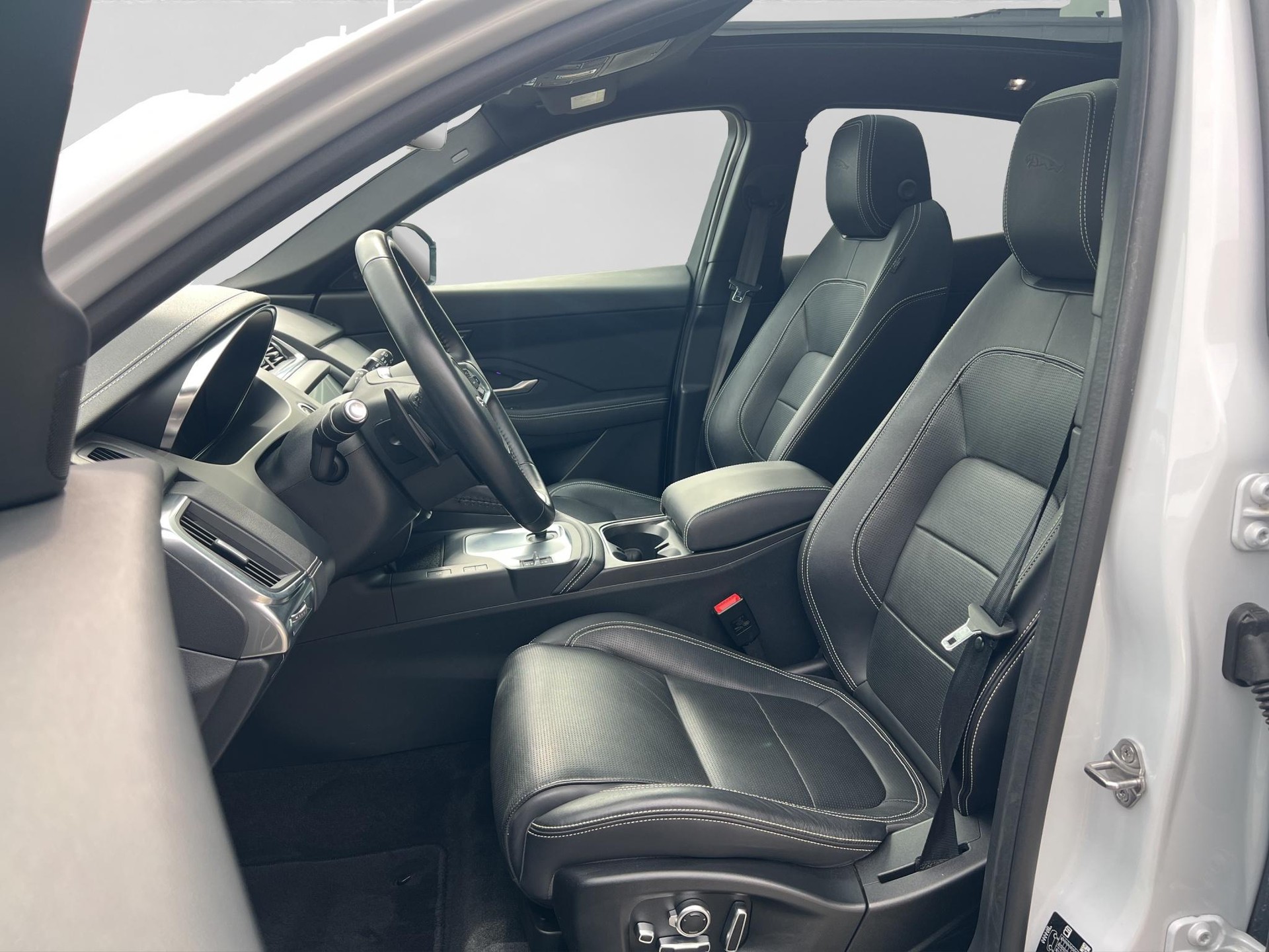 JAGUAR E-Pace 2.0 T 250 R-Dynamic SE AWD-showroom-element-1