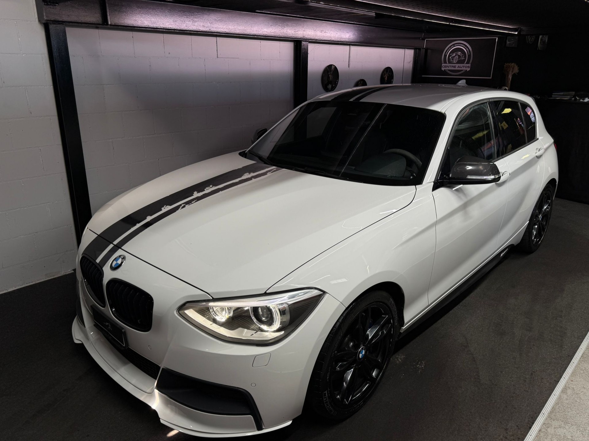BMW M135i xDrive Steptronic-showroom-element-1