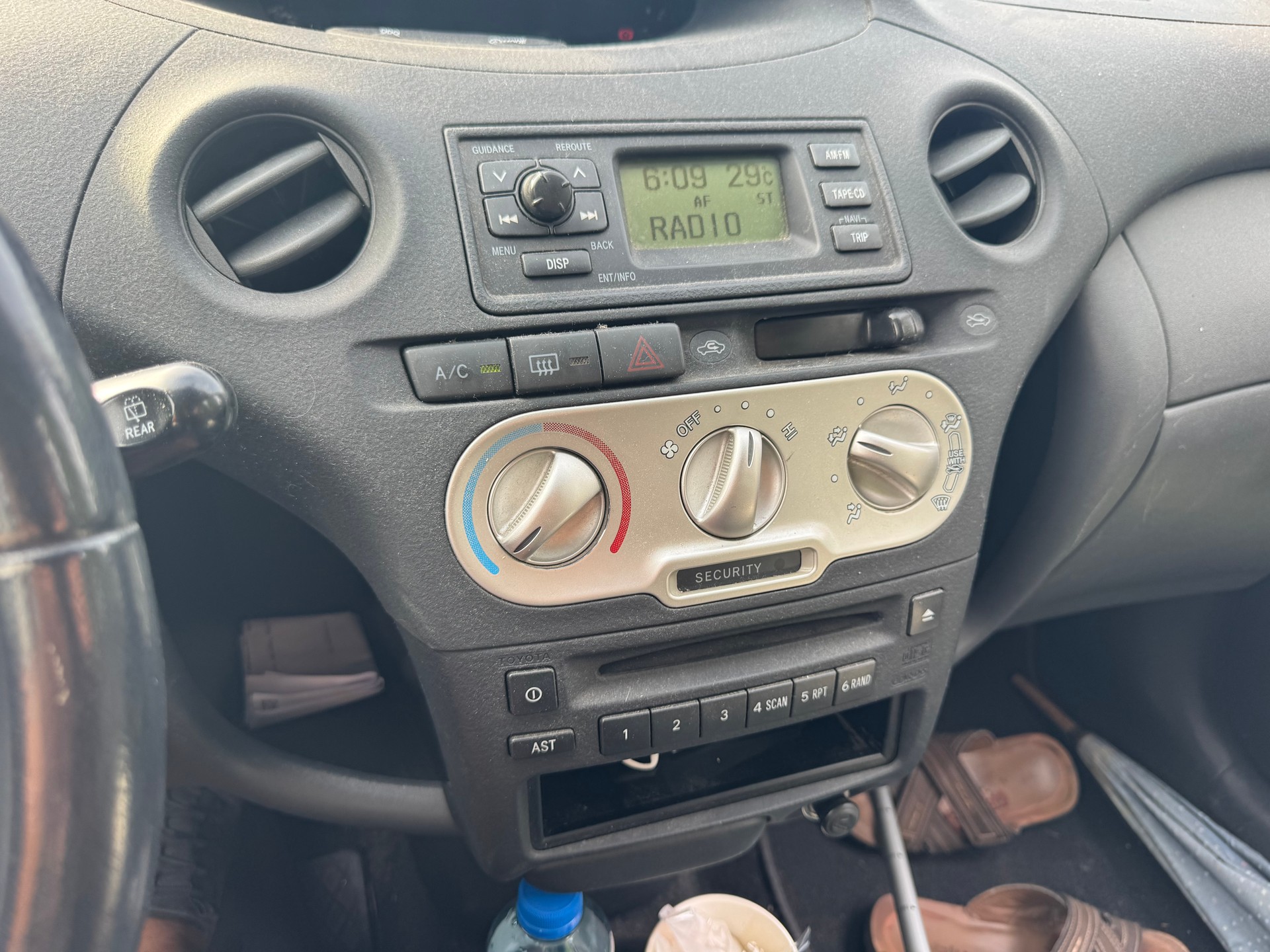 TOYOTA Yaris 1.4 D-4D Linea Sol-image-6