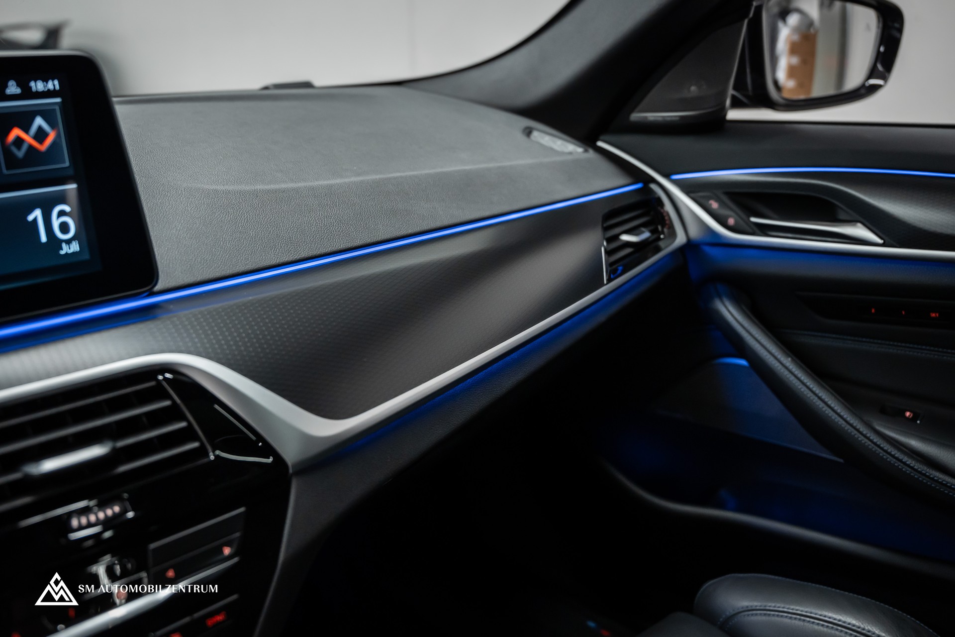 BMW M550i xDrive Steptronic / 360° / Panorama / AHK / Head-Up-image-31
