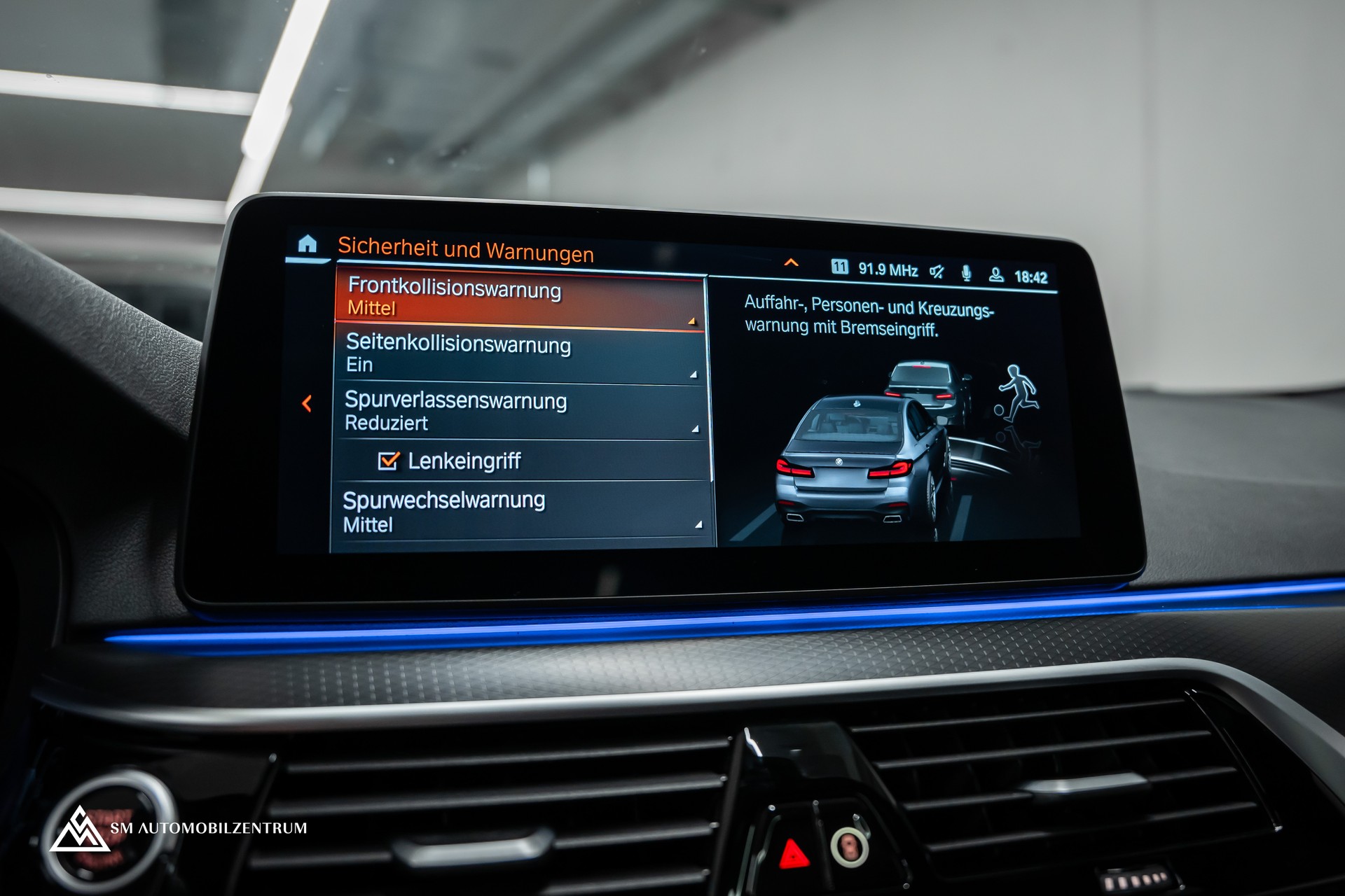 BMW M550i xDrive Steptronic / 360° / Panorama / AHK / Head-Up-image-37