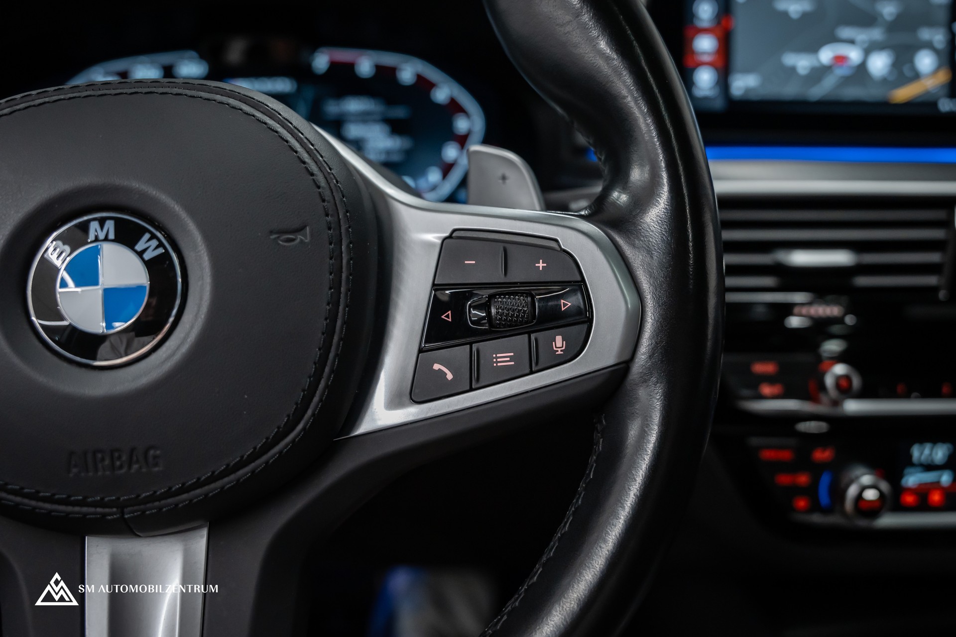 BMW M550i xDrive Steptronic / 360° / Panorama / AHK / Head-Up-image-27