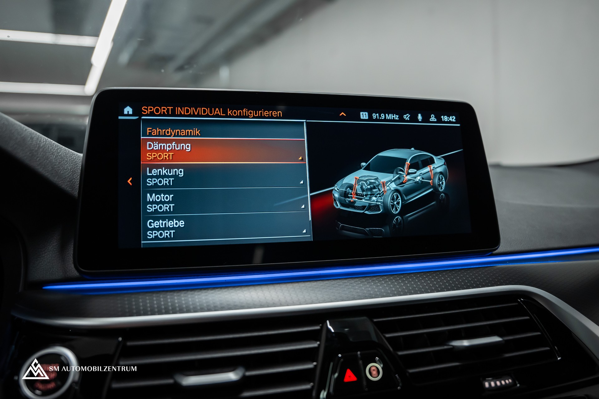 BMW M550i xDrive Steptronic / 360° / Panorama / AHK / Head-Up-image-35