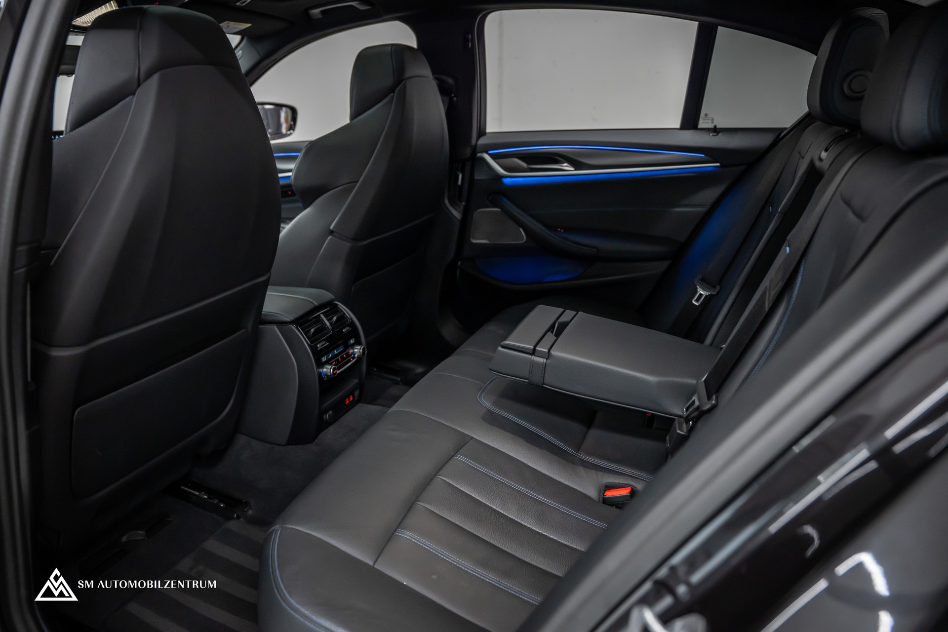 BMW M550i xDrive Steptronic / 360° / Panorama / AHK / Head-Up-image-20