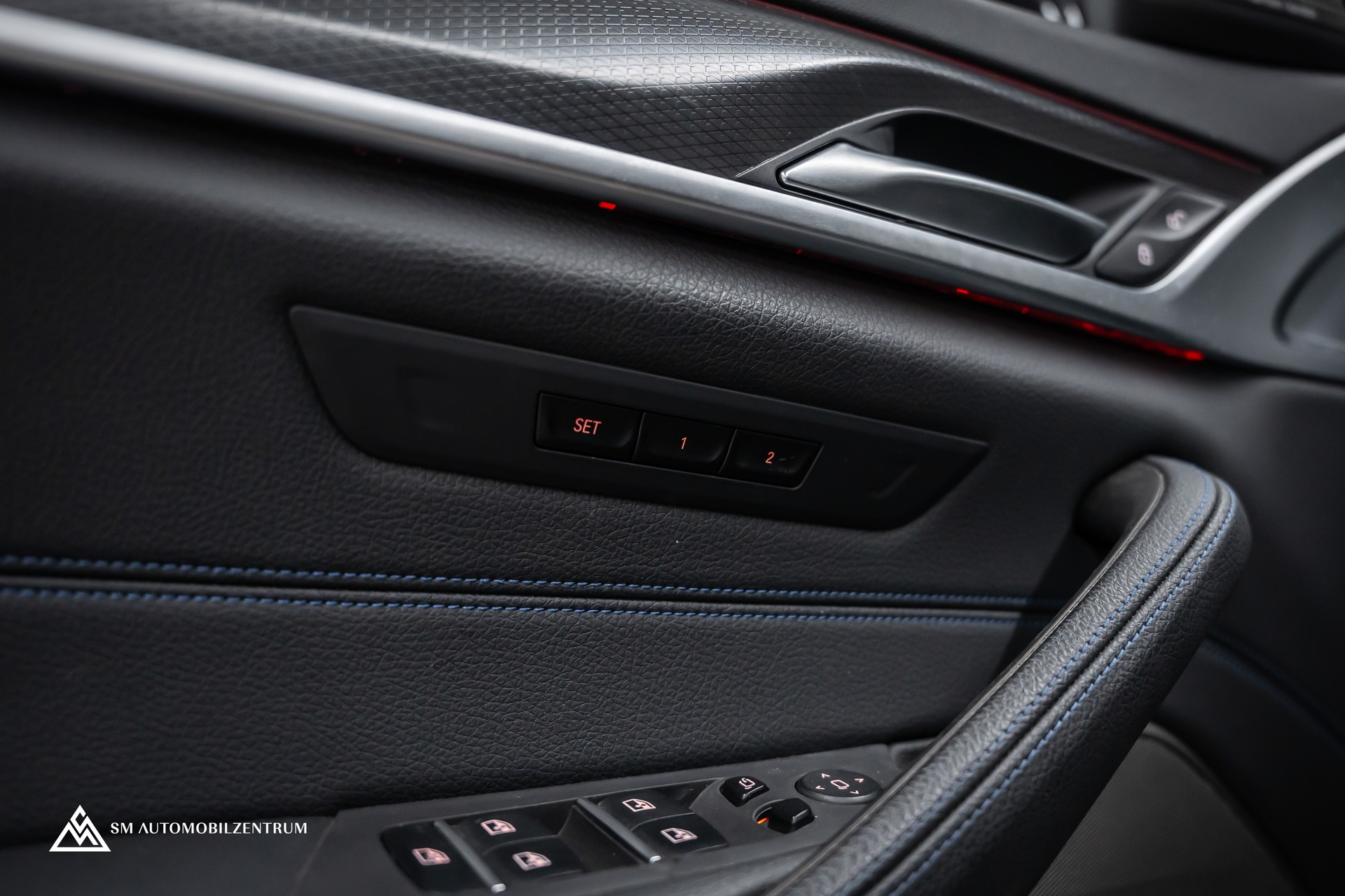 BMW M550i xDrive Steptronic / 360° / Panorama / AHK / Head-Up-image-24