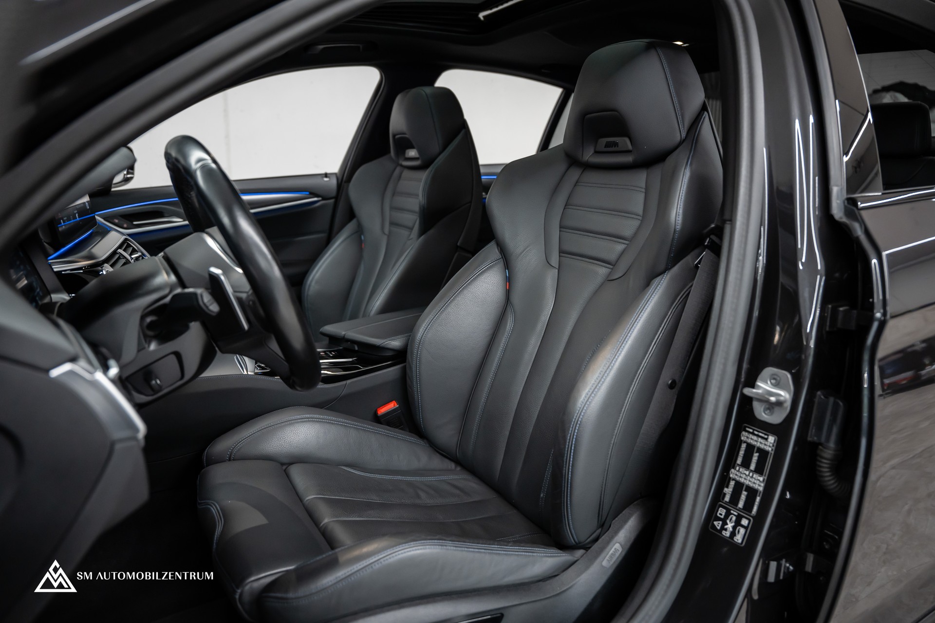 BMW M550i xDrive Steptronic / 360° / Panorama / AHK / Head-Up-image-18