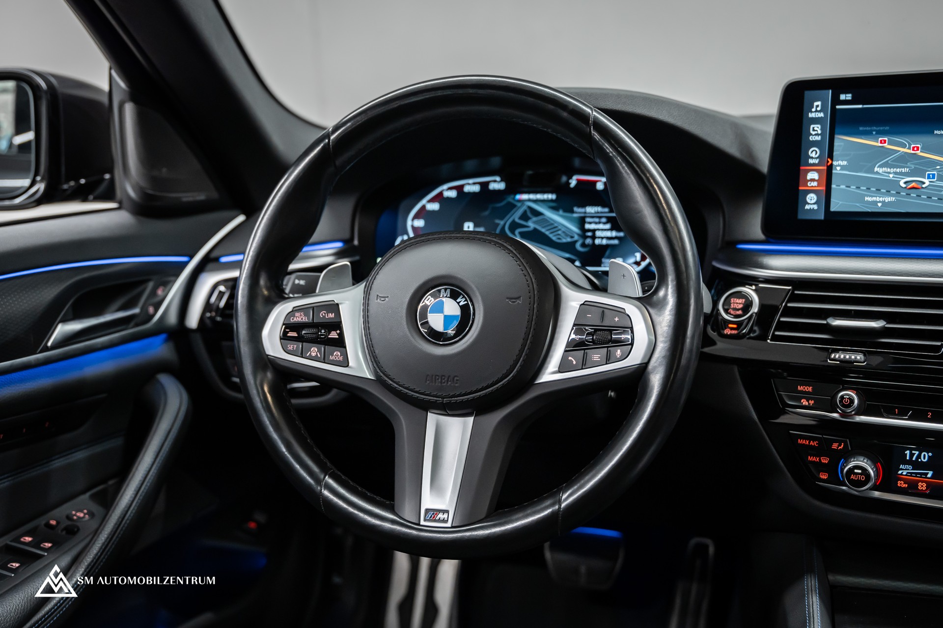 BMW M550i xDrive Steptronic / 360° / Panorama / AHK / Head-Up-image-26