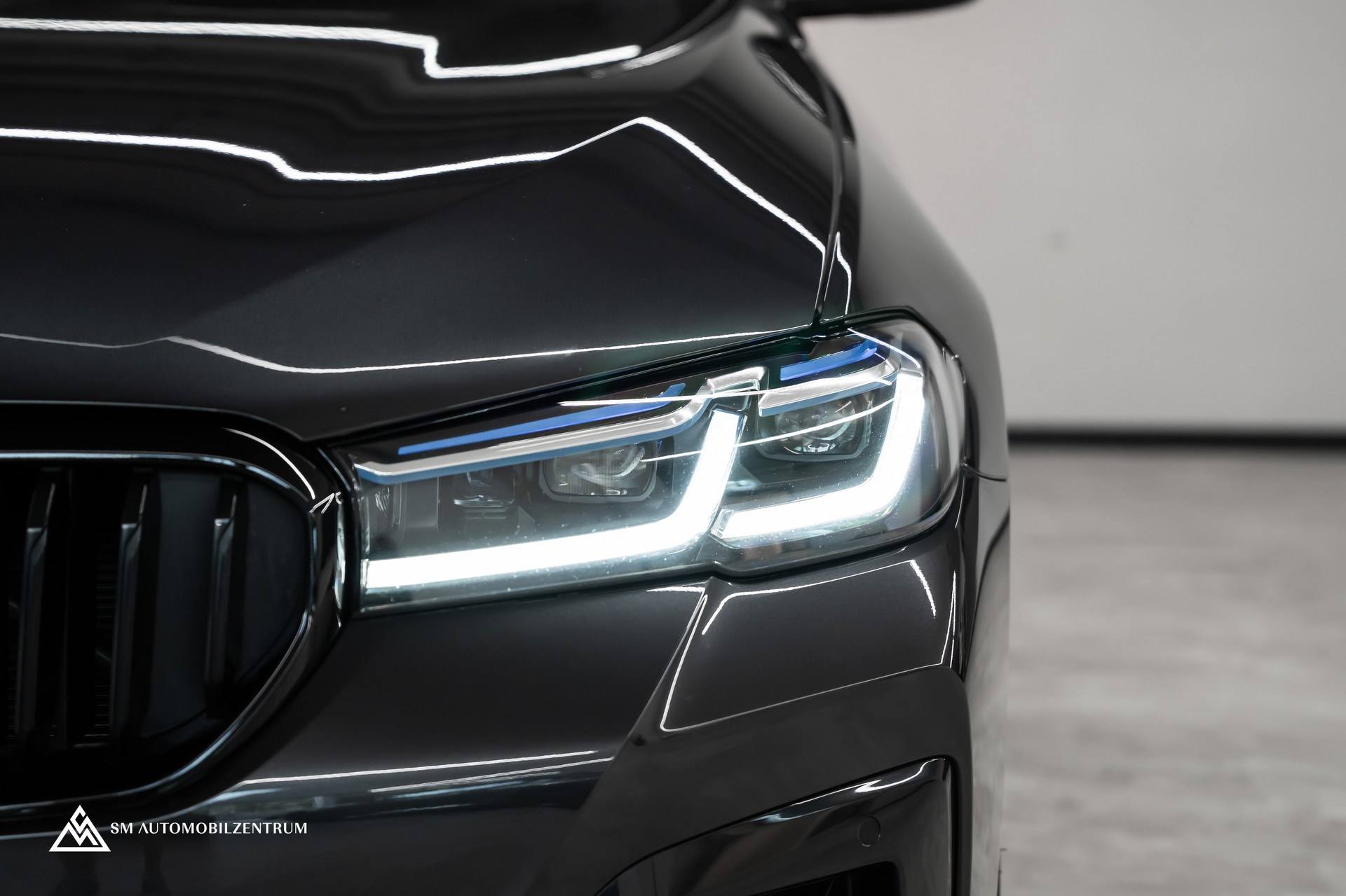 BMW M550i xDrive Steptronic / 360° / Panorama / AHK / Head-Up-showroom-element-2