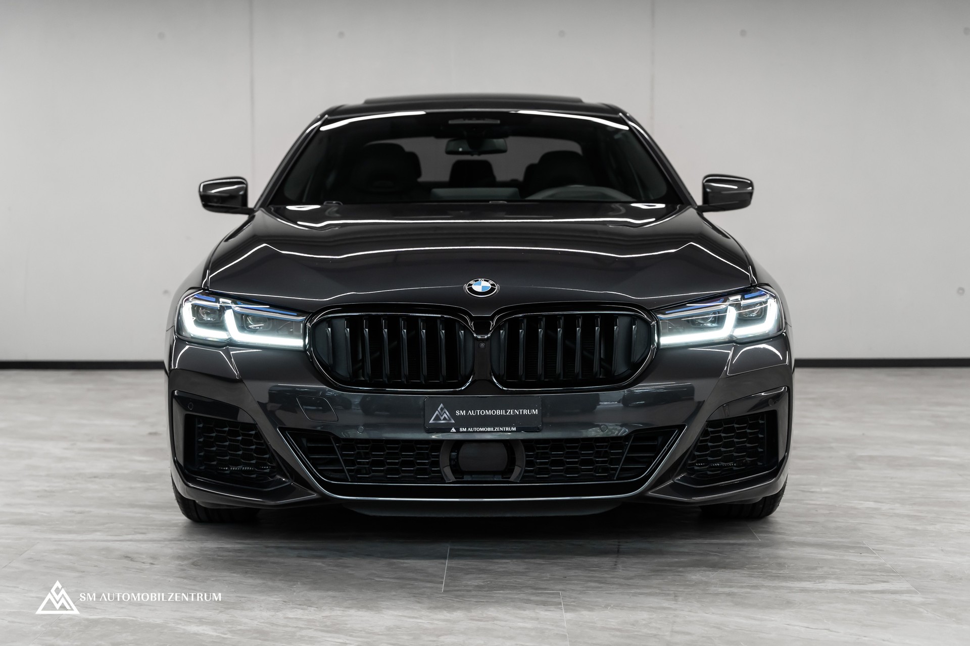 BMW M550i xDrive Steptronic / 360° / Panorama / AHK / Head-Up-showroom-element-1