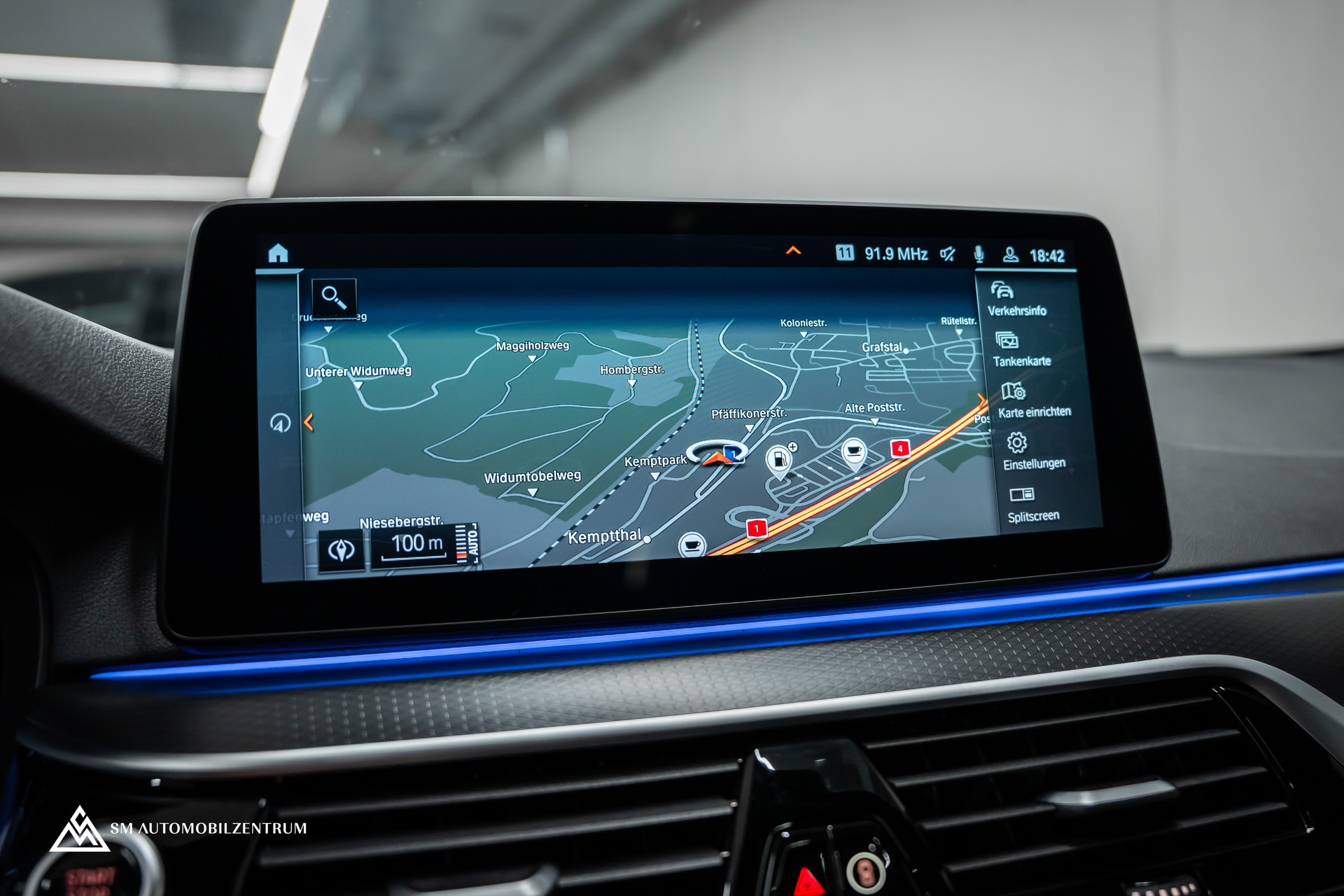 BMW M550i xDrive Steptronic / 360° / Panorama / AHK / Head-Up-image-33