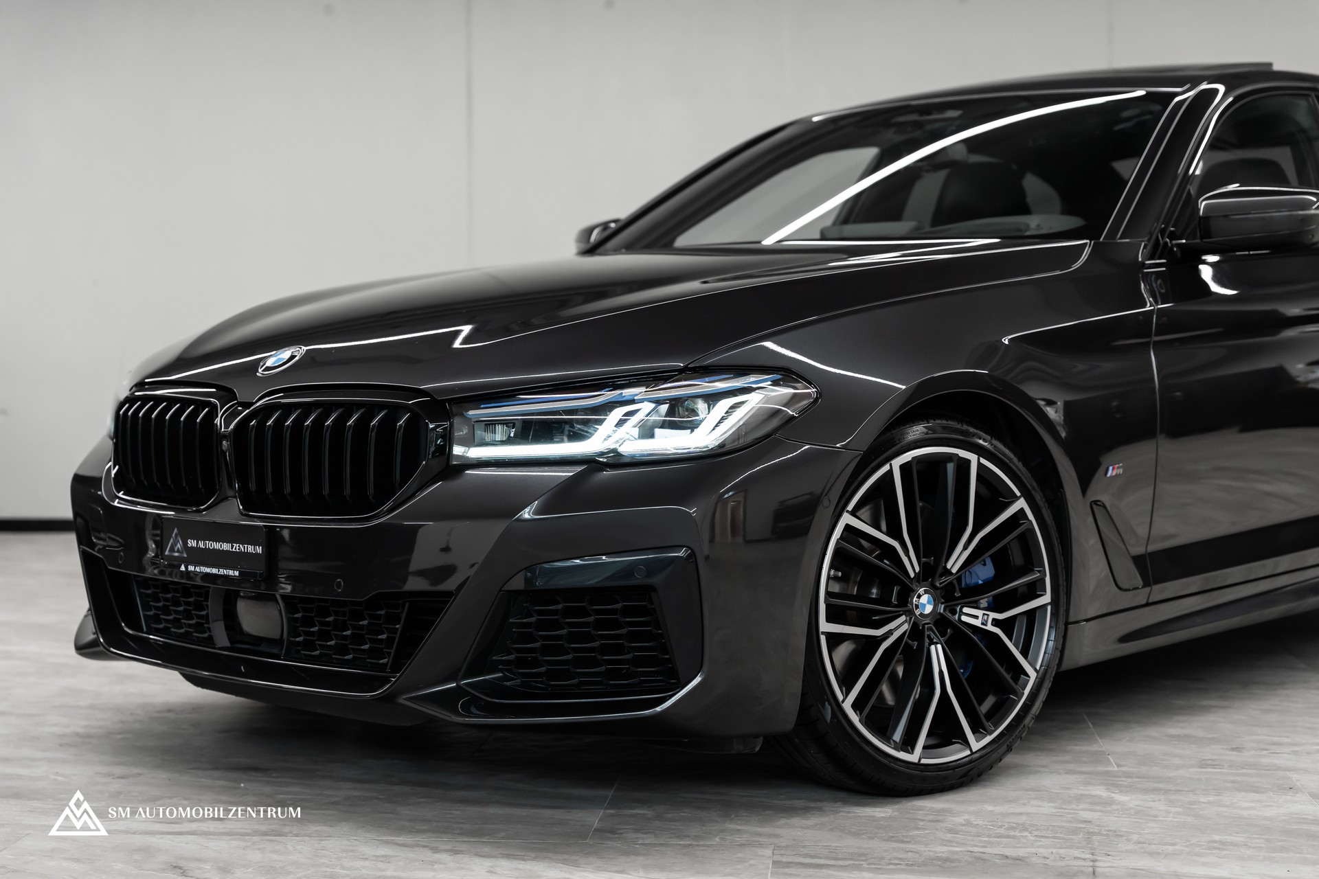 BMW M550i xDrive Steptronic / 360° / Panorama / AHK / Head-Up-showroom-element-3