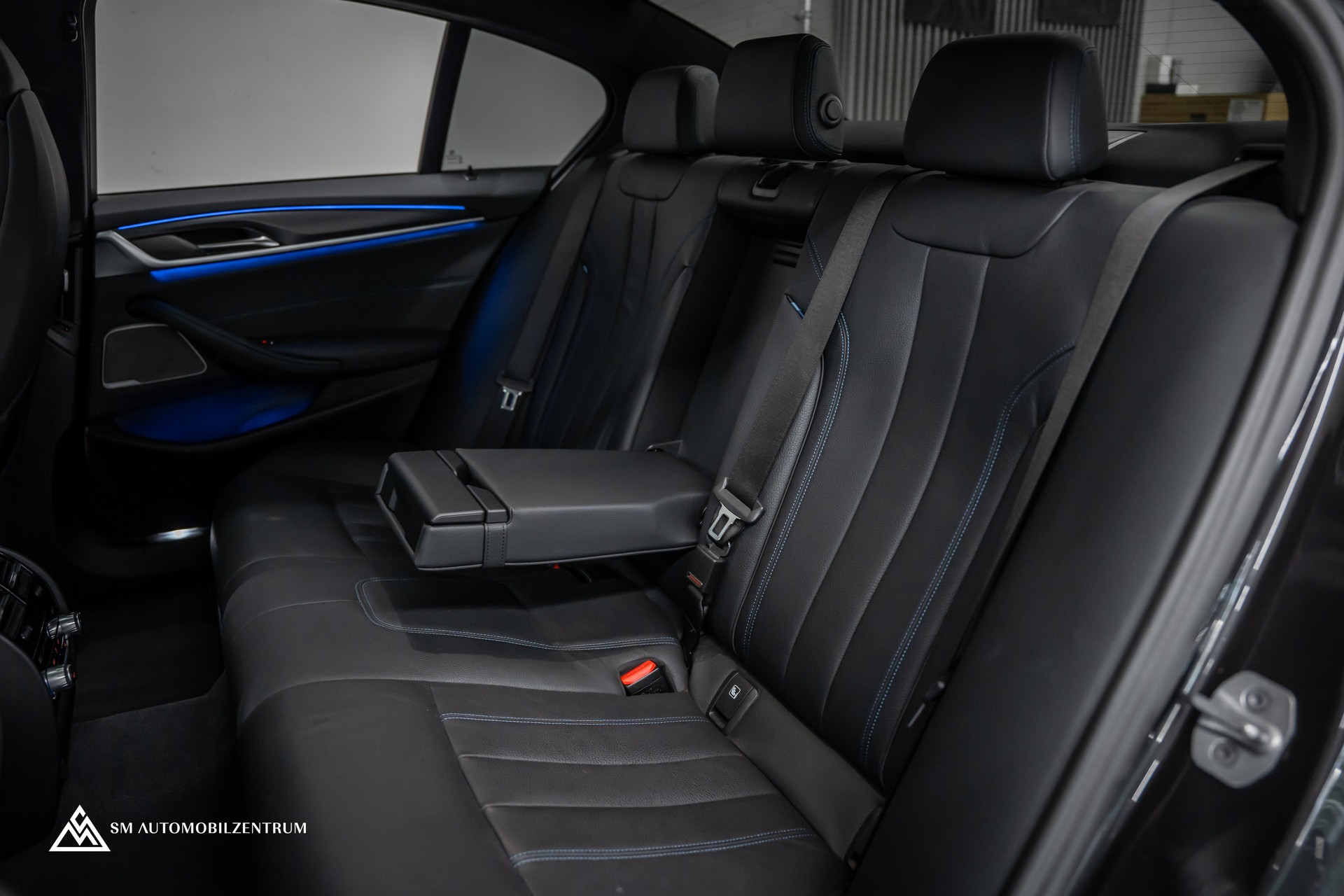 BMW M550i xDrive Steptronic / 360° / Panorama / AHK / Head-Up-image-21