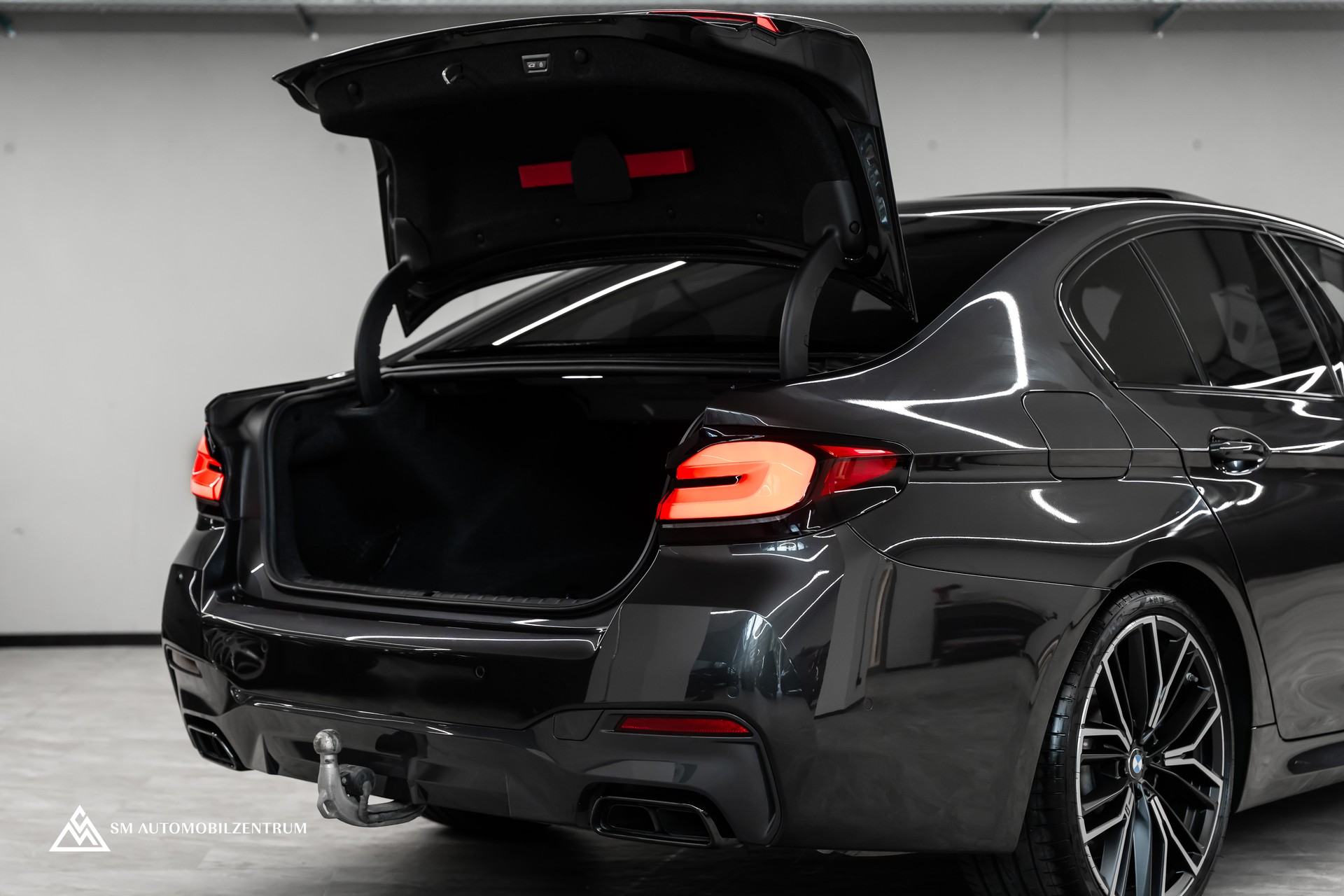 BMW M550i xDrive Steptronic / 360° / Panorama / AHK / Head-Up-image-9