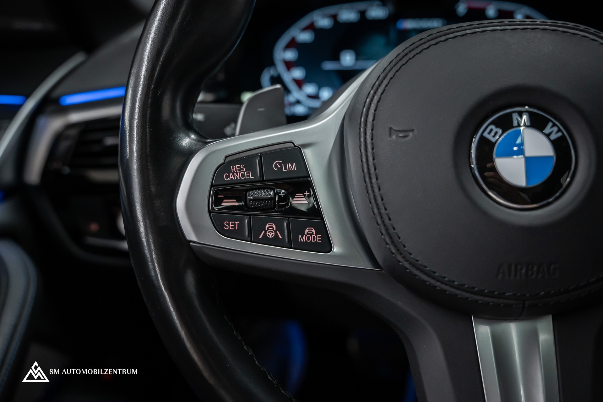 BMW M550i xDrive Steptronic / 360° / Panorama / AHK / Head-Up-image-28