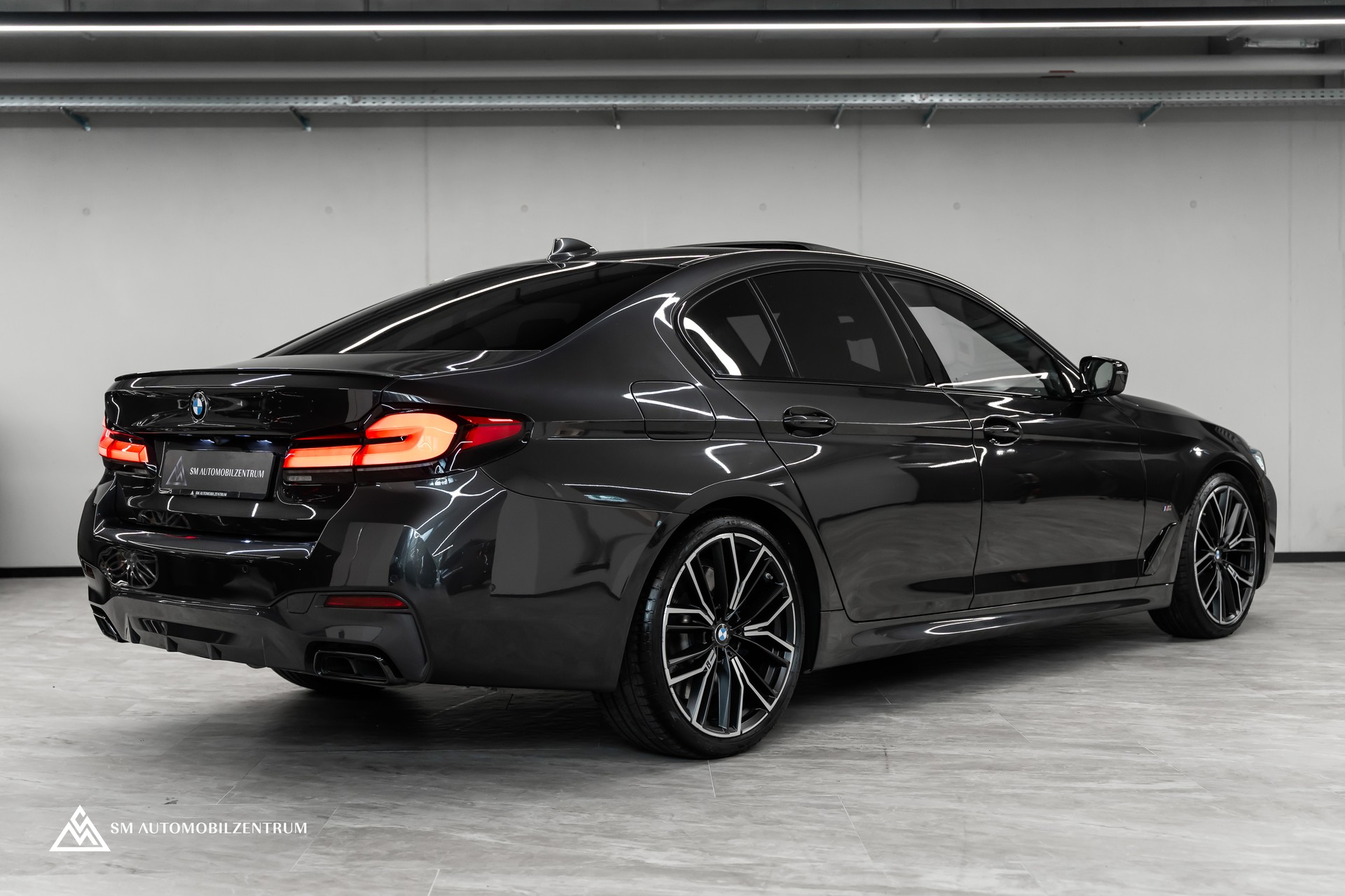 BMW M550i xDrive Steptronic / 360° / Panorama / AHK / Head-Up-image-7