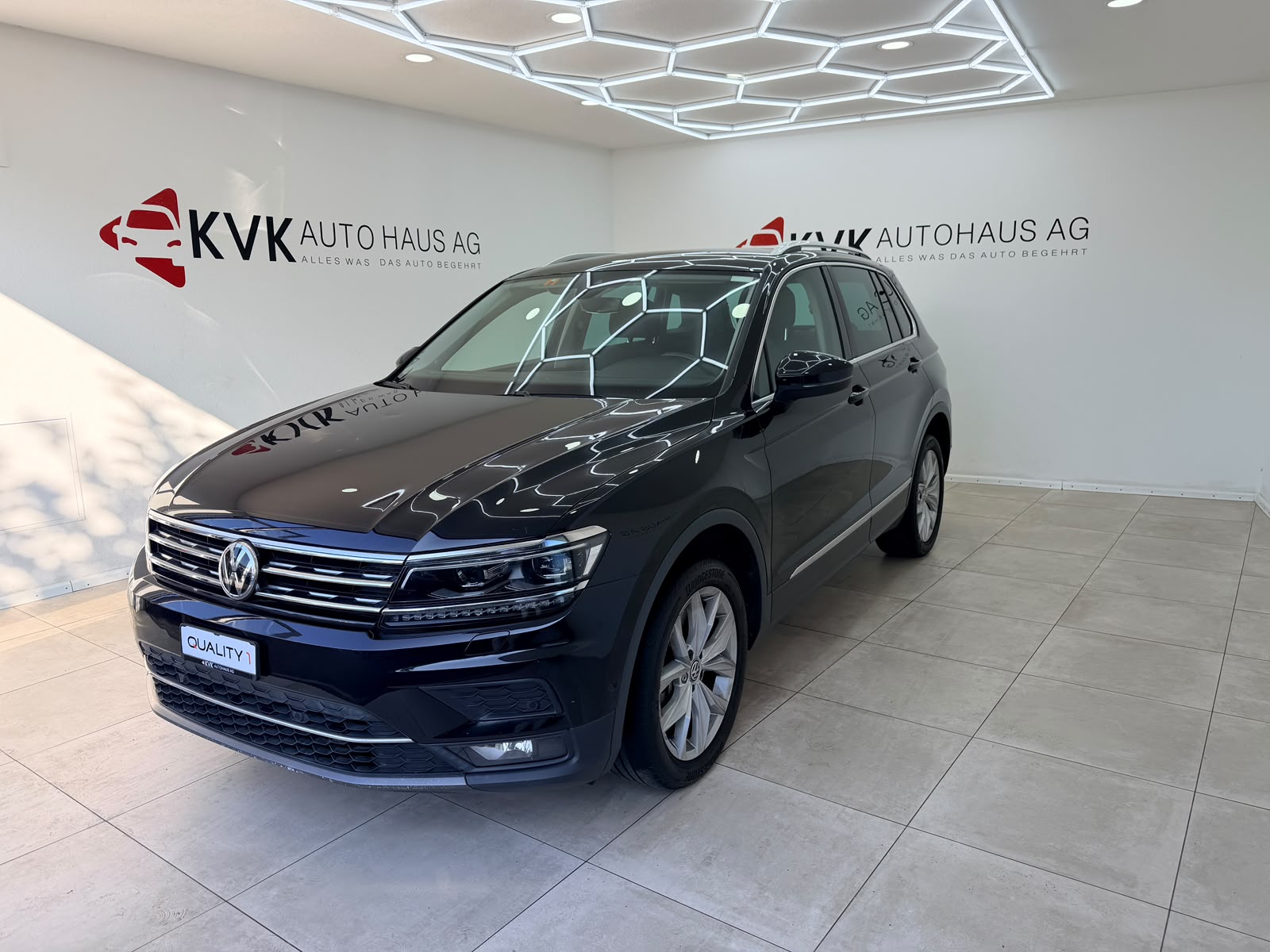 VW Tiguan 2.0TSI Highline 4Motion DSG-showroom-element-1