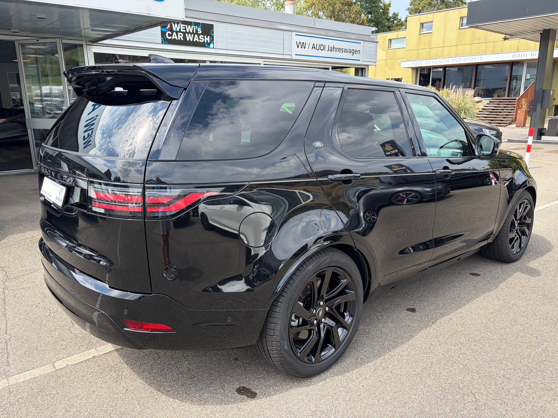 LAND ROVER Discovery 3.0 i6 360 R-Dynamic HSE AWD Automatic-image-8