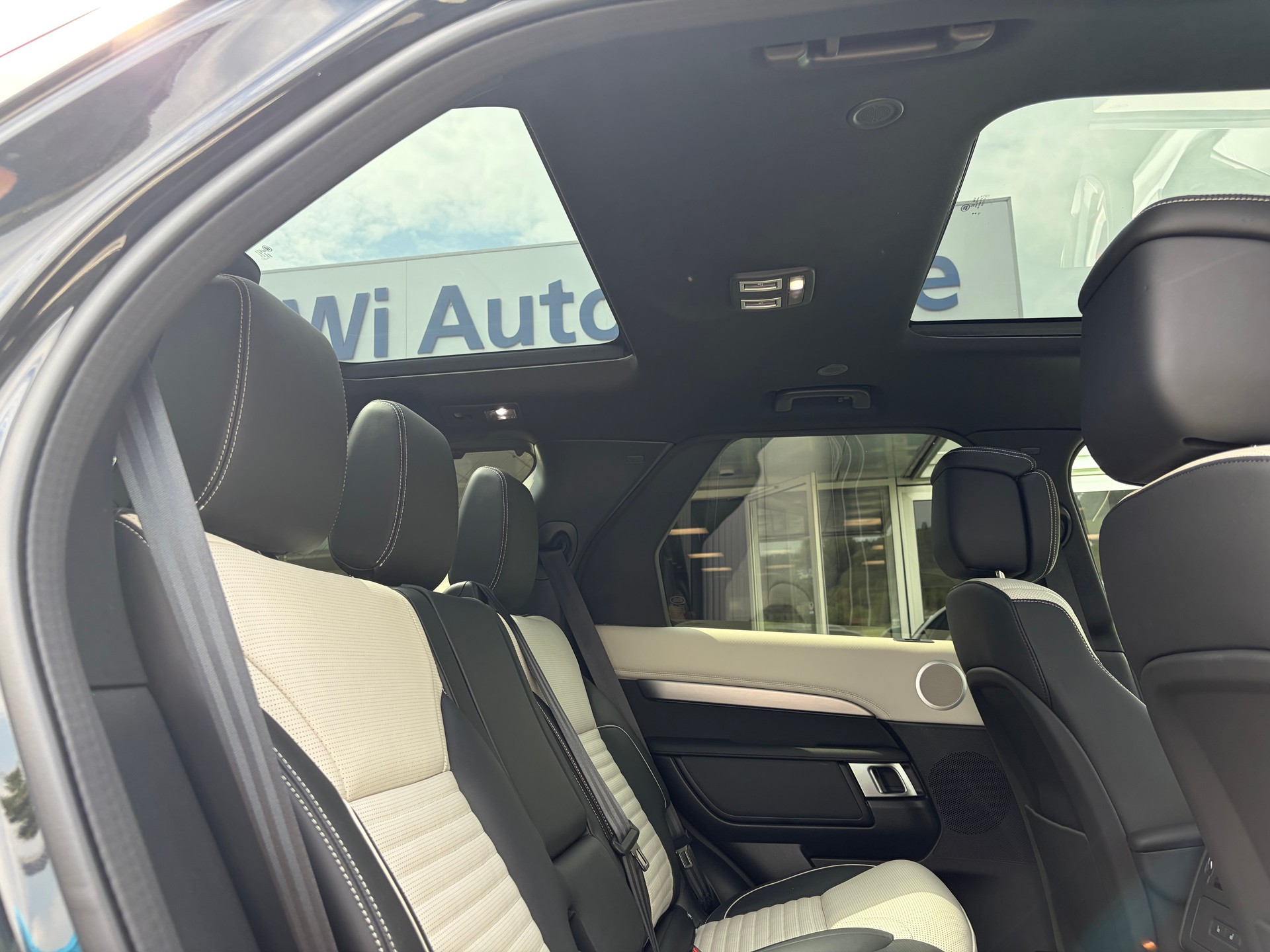 LAND ROVER Discovery 3.0 i6 360 R-Dynamic HSE AWD Automatic-image-24
