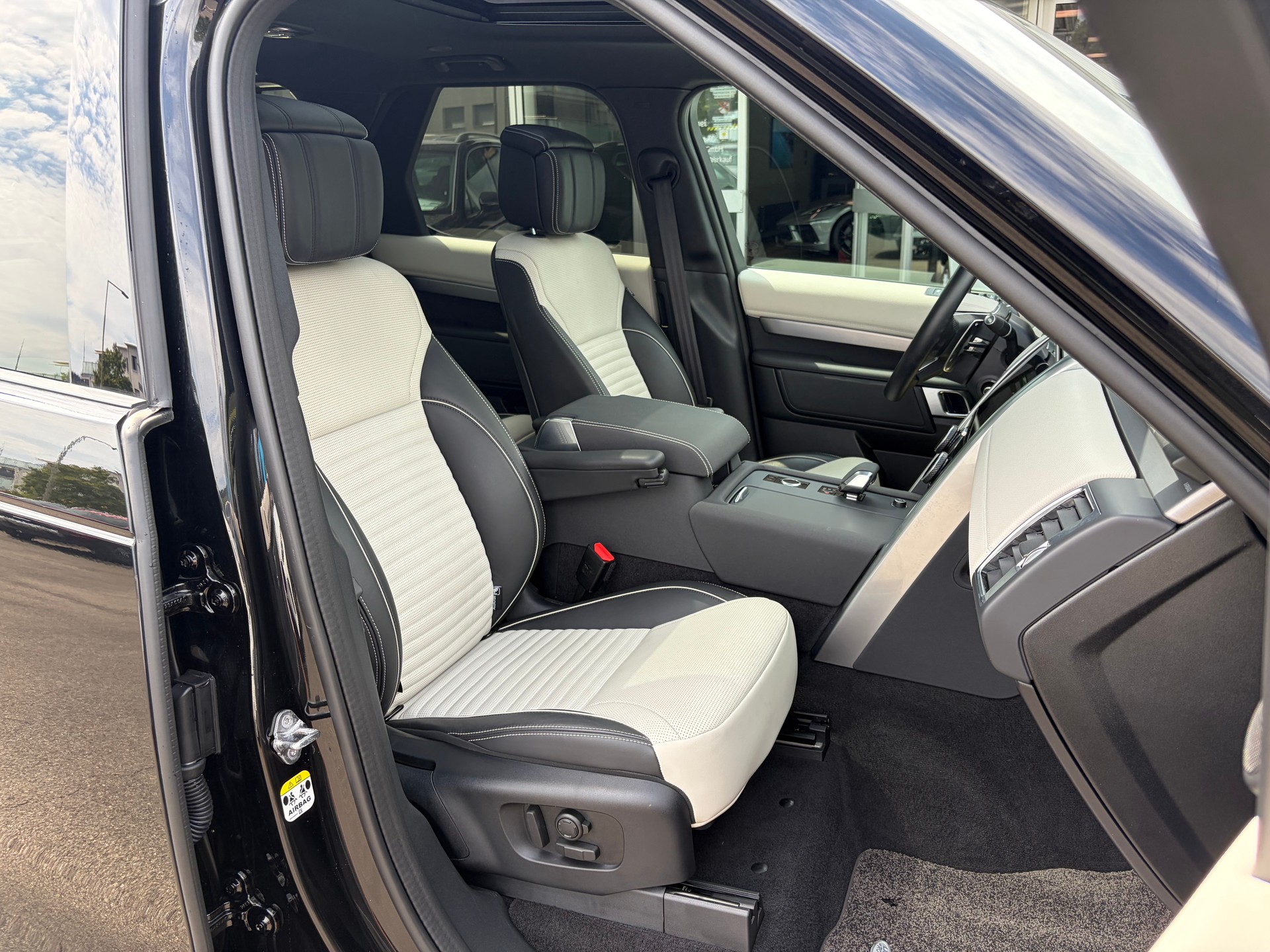 LAND ROVER Discovery 3.0 i6 360 R-Dynamic HSE AWD Automatic-image-23