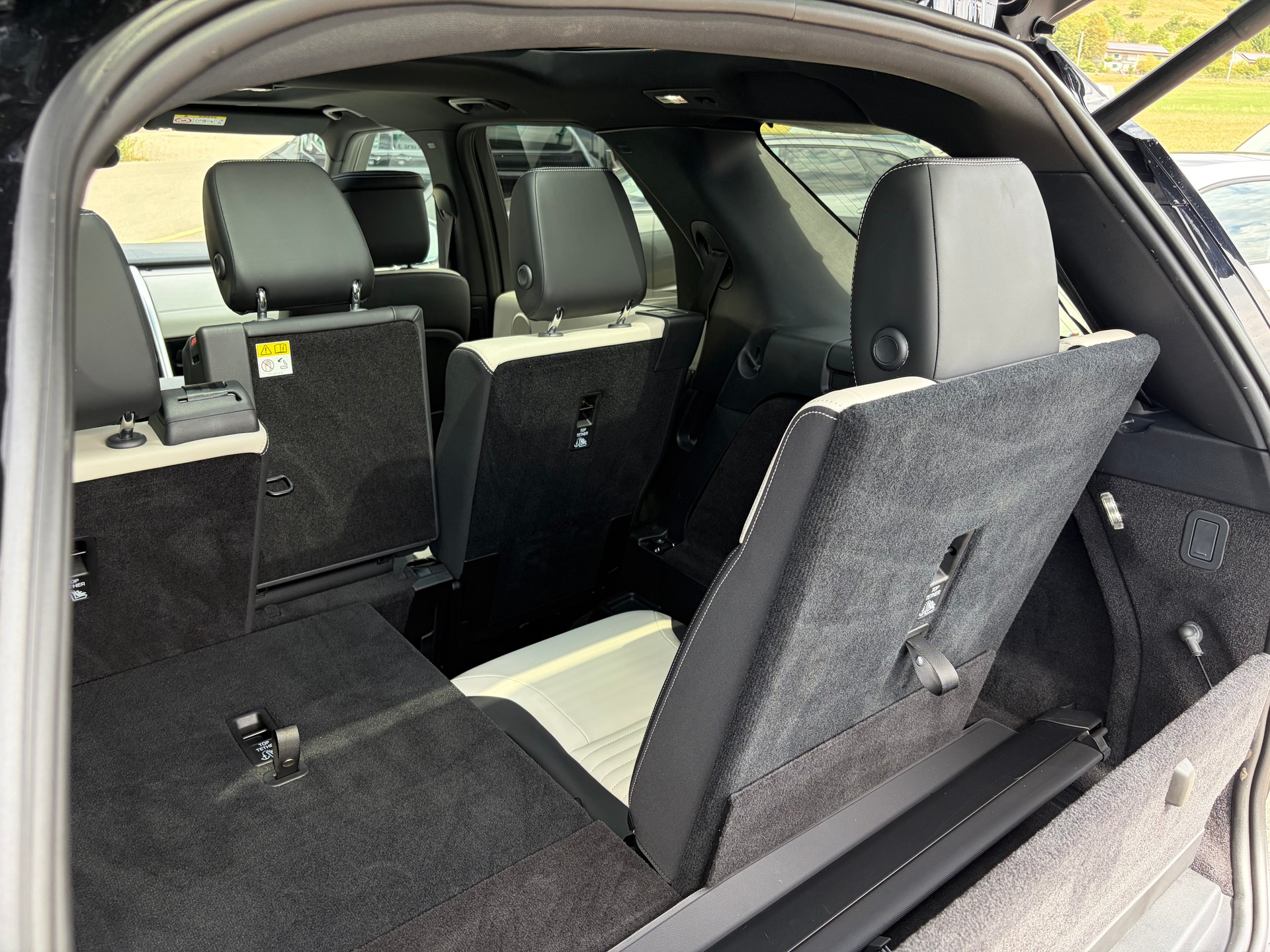 LAND ROVER Discovery 3.0 i6 360 R-Dynamic HSE AWD Automatic-image-26