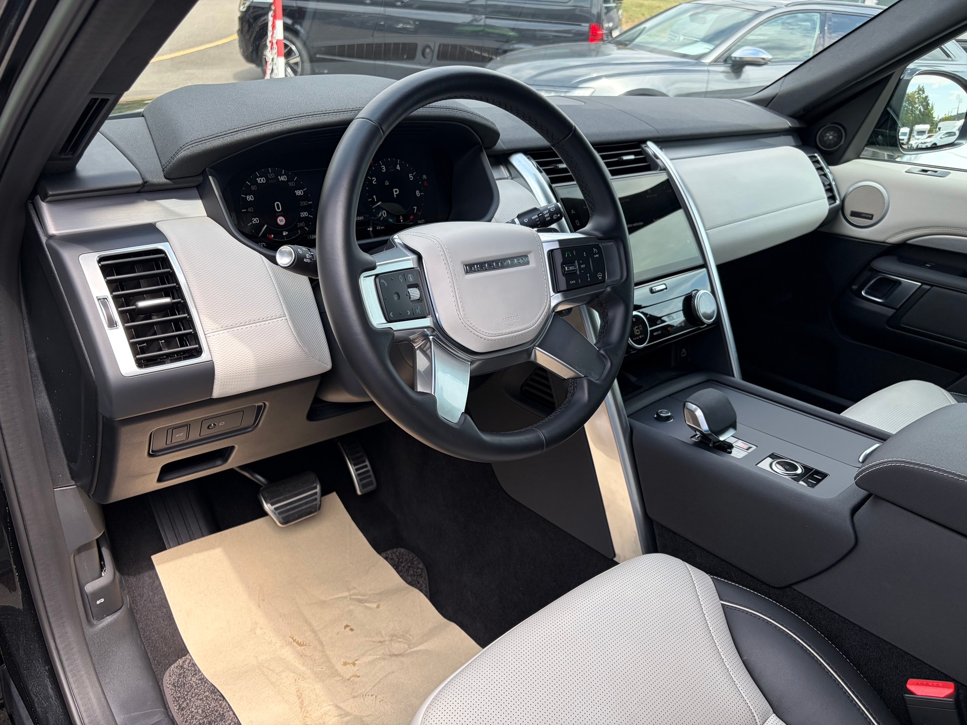 LAND ROVER Discovery 3.0 i6 360 R-Dynamic HSE AWD Automatic-image-12