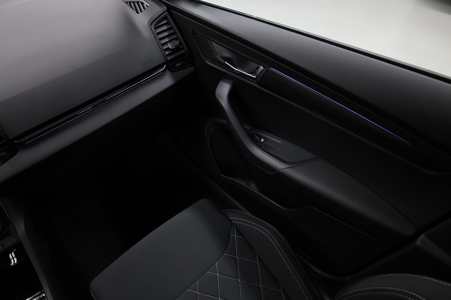 SKODA Karoq 1.5 TSI SportLine DSG-image-23