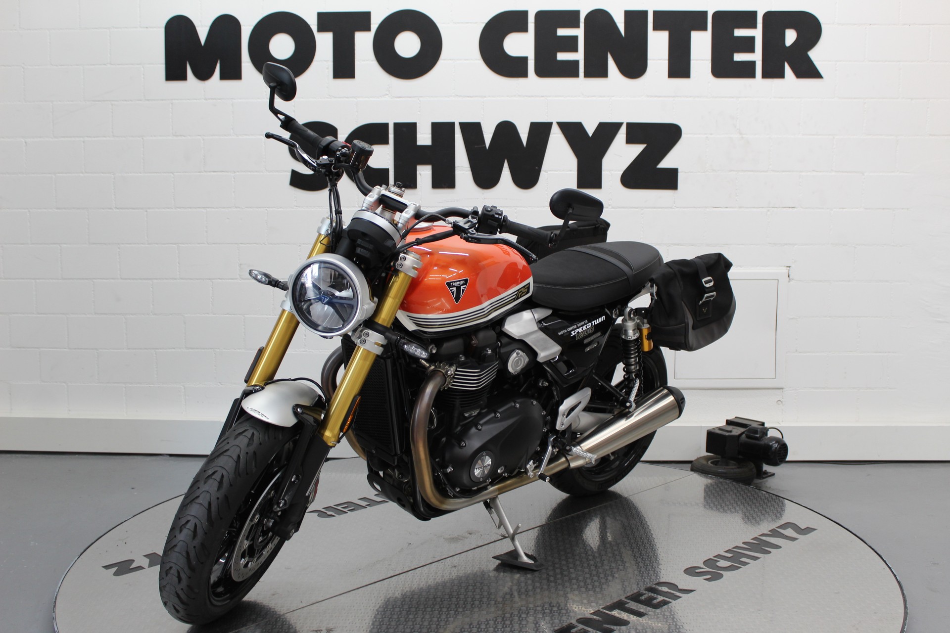 TRIUMPH Speed Twin 1200 RS-showroom-element-3