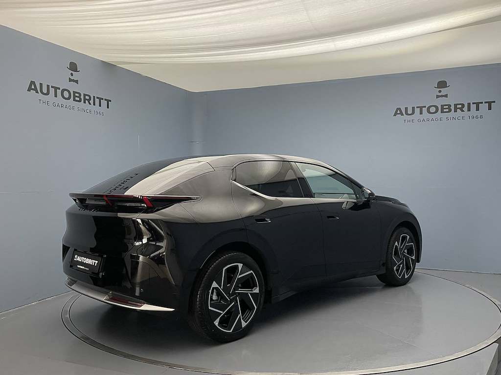 LYNK & CO 02 More-showroom-element-2