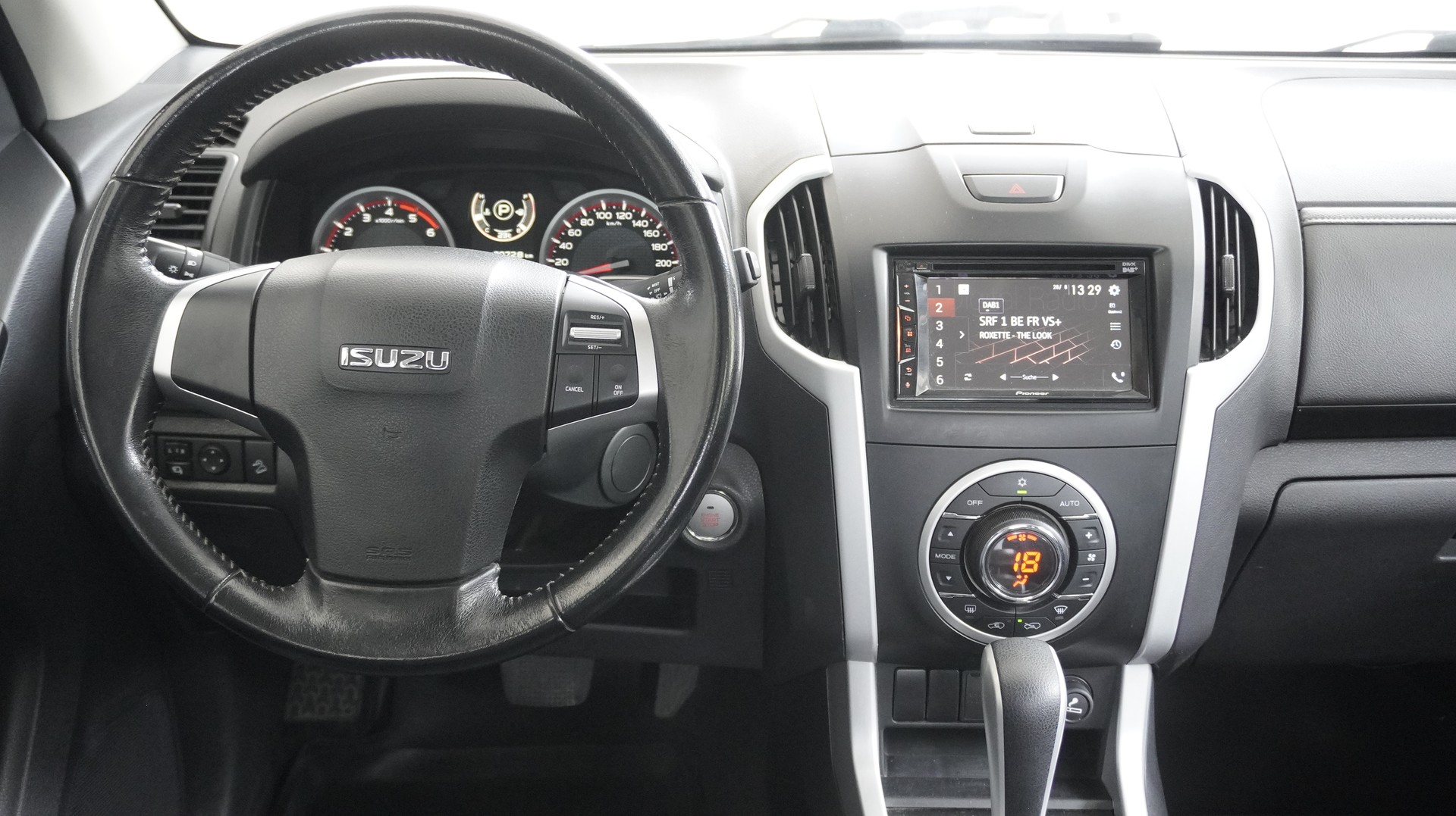 ISUZU D-MAX 1.9 Crew Cab Solar 4x4 A-showroom-element-2