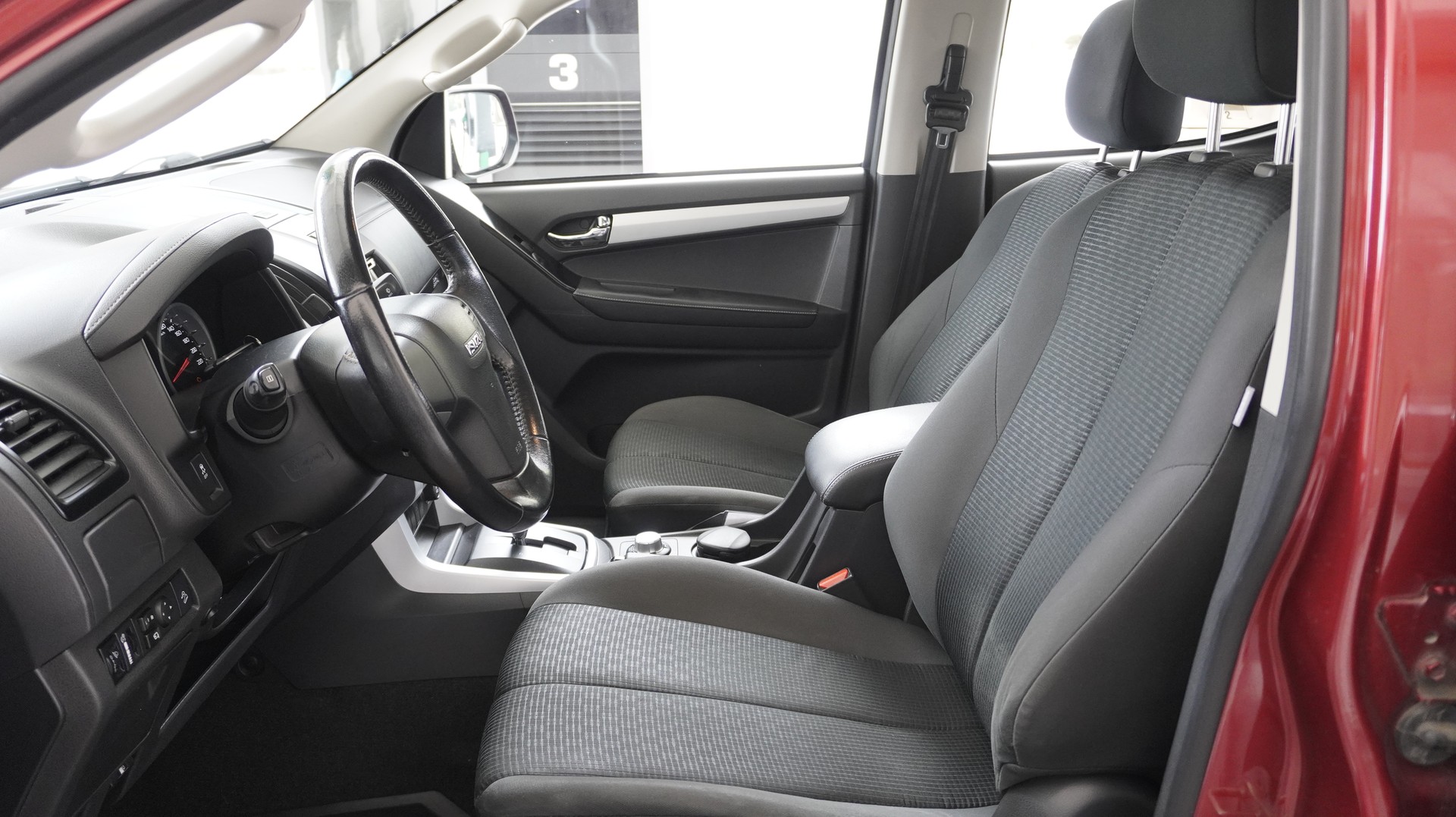 ISUZU D-MAX 1.9 Crew Cab Solar 4x4 A-showroom-element-3