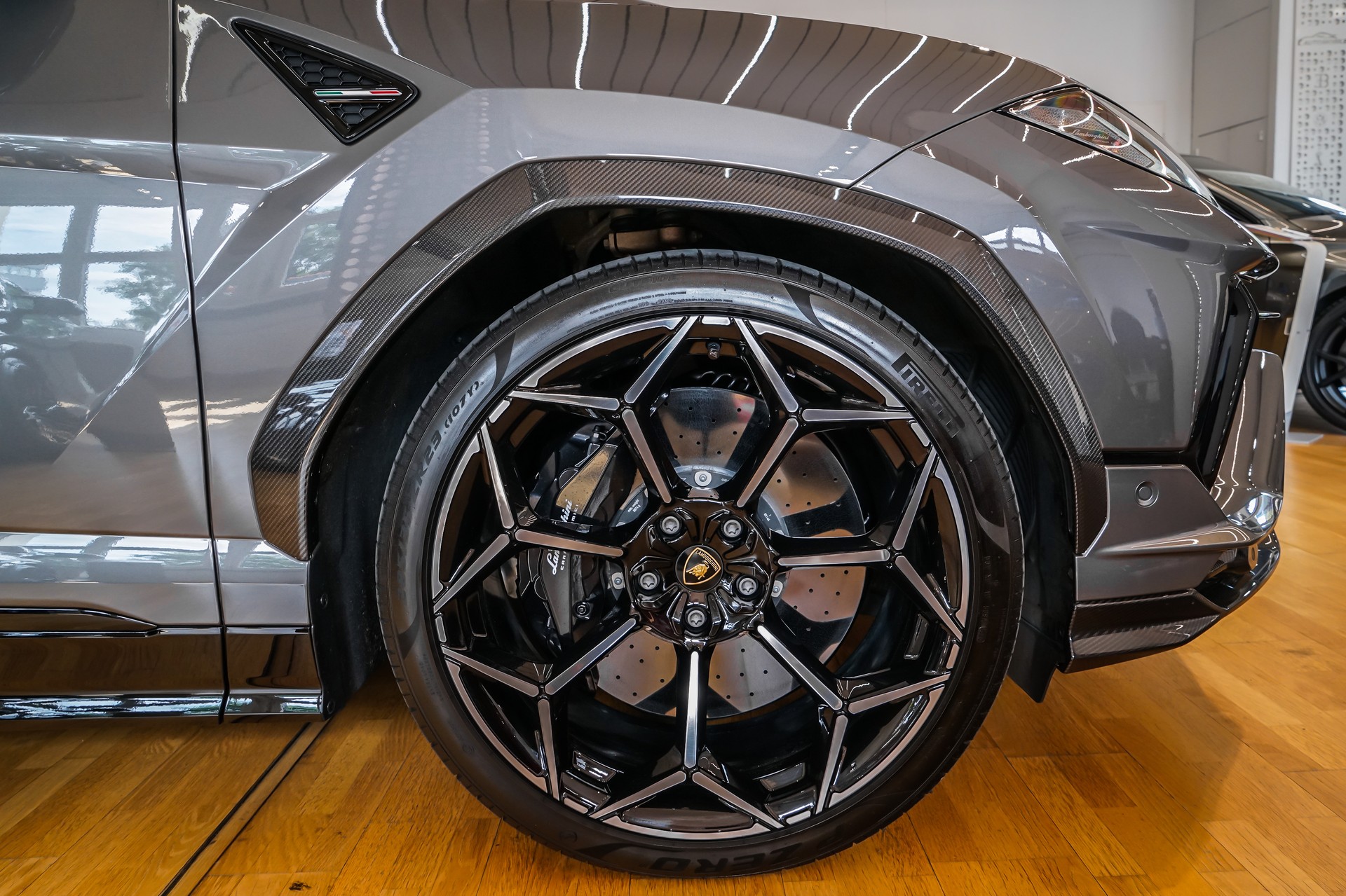 LAMBORGHINI Urus Performante "60 Aniversario"-showroom-element-3