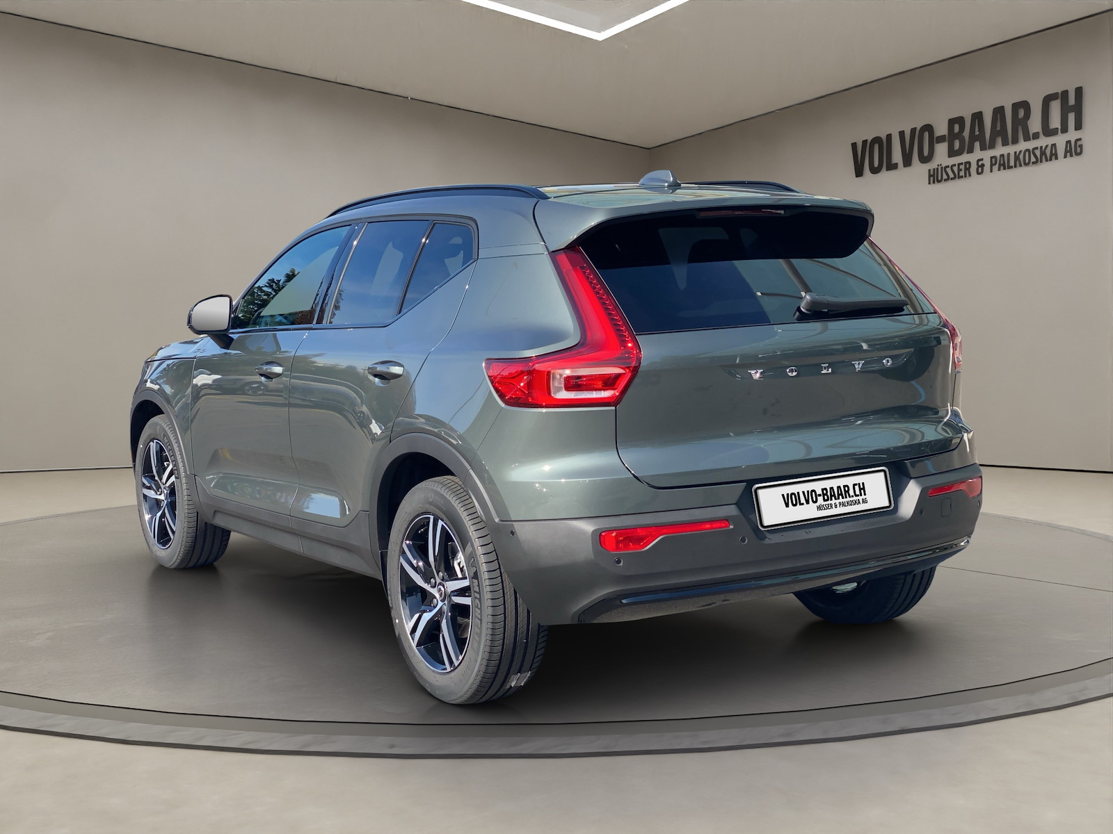 VOLVO XC40 2.0 B3 MH Plus Dark-showroom-element-2
