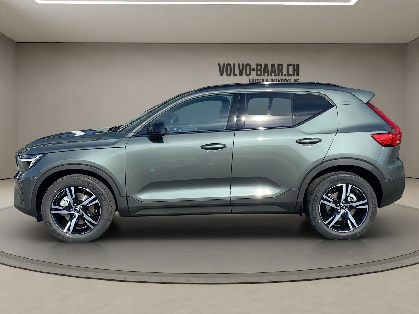 VOLVO XC40 2.0 B3 MH Plus Dark-showroom-element-1