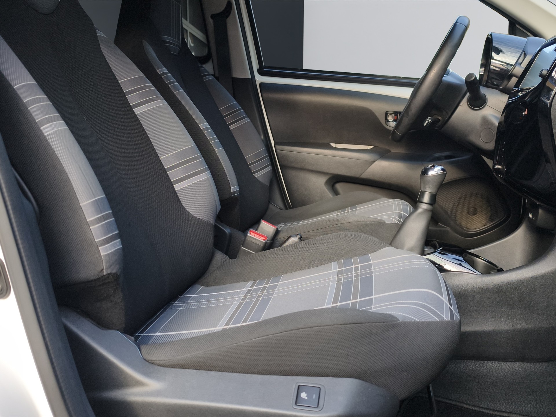 PEUGEOT 108 1.2 VTi Allure-image-9