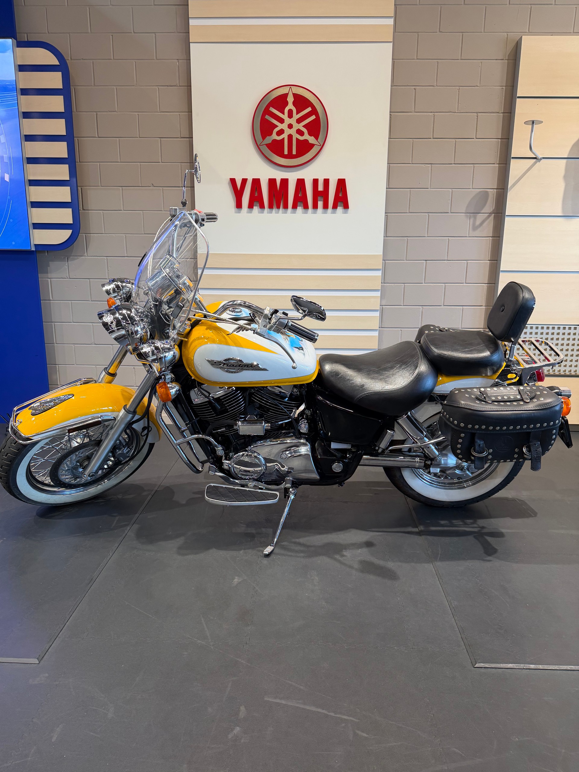 HONDA VT 1100 C2 S-W Shadow-image-2