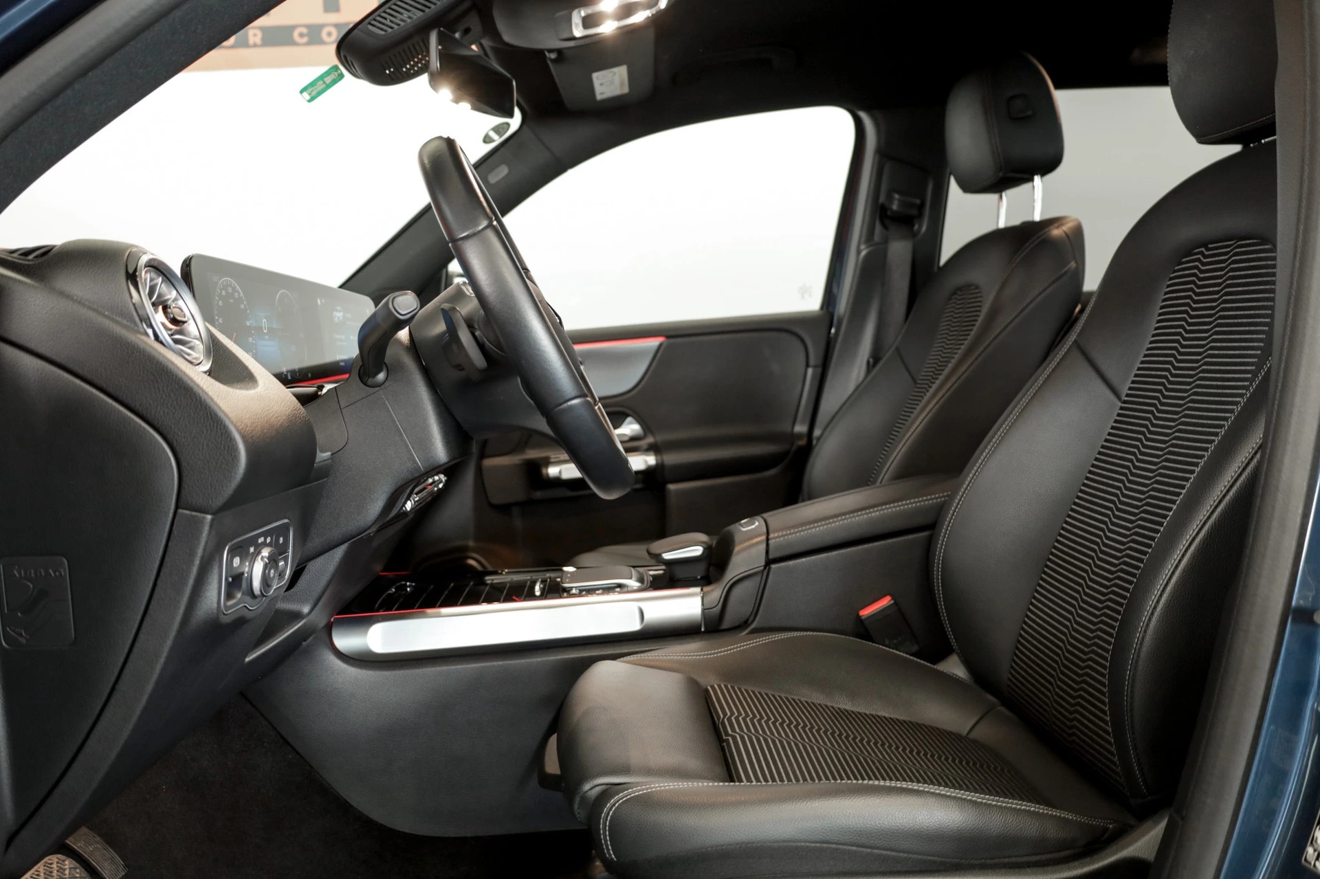 MERCEDES-BENZ EQB 350 4Matic Swiss-Integral 10 ans / KEYLESS-GO / Sièges chauffants-image-8