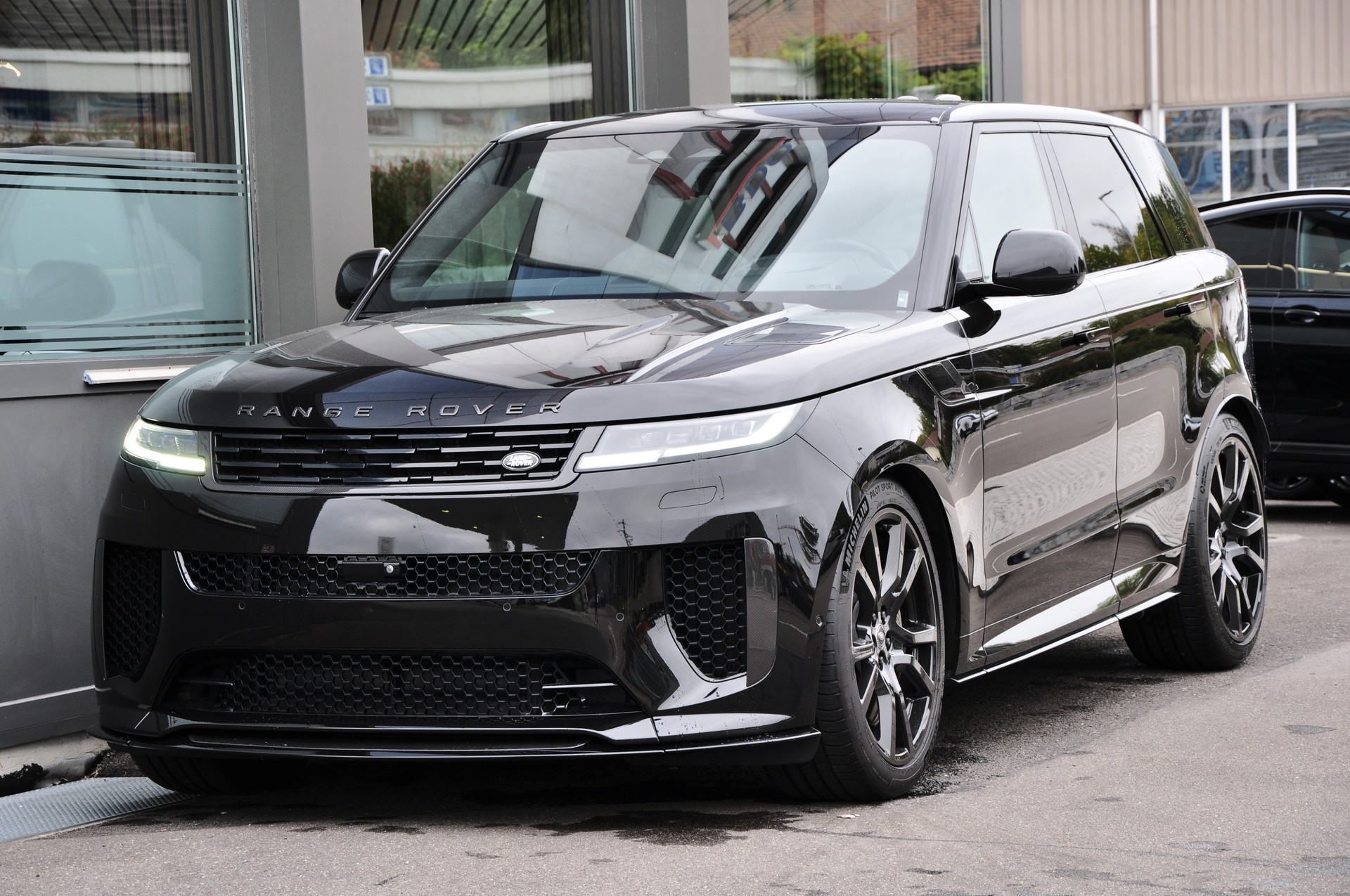 LAND ROVER Range Rover Sport P635 4.4 V8 SV Edition One-showroom-element-3